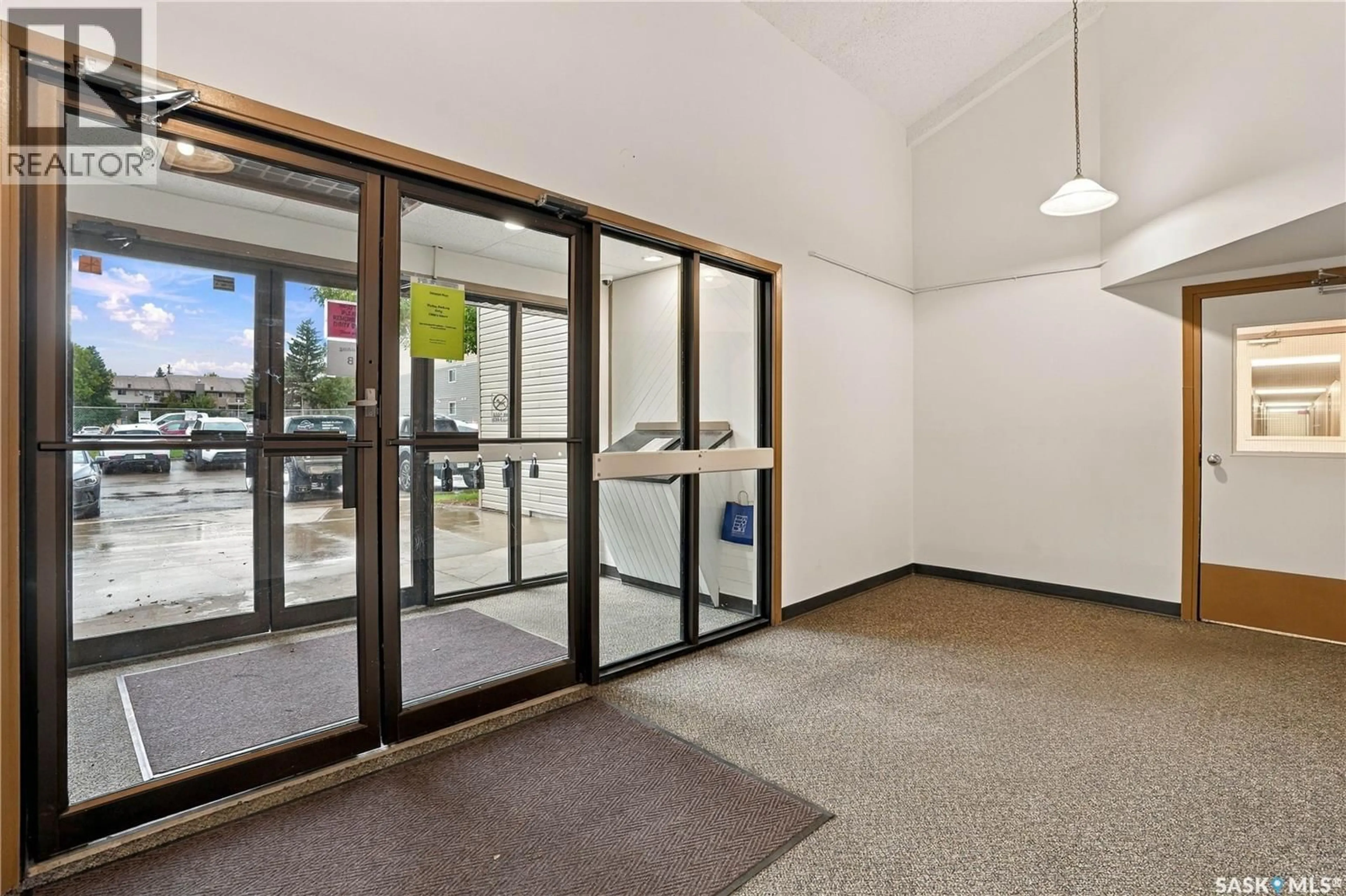Indoor foyer for B - 4040 8TH STREET, Saskatoon Saskatchewan S7H5L4