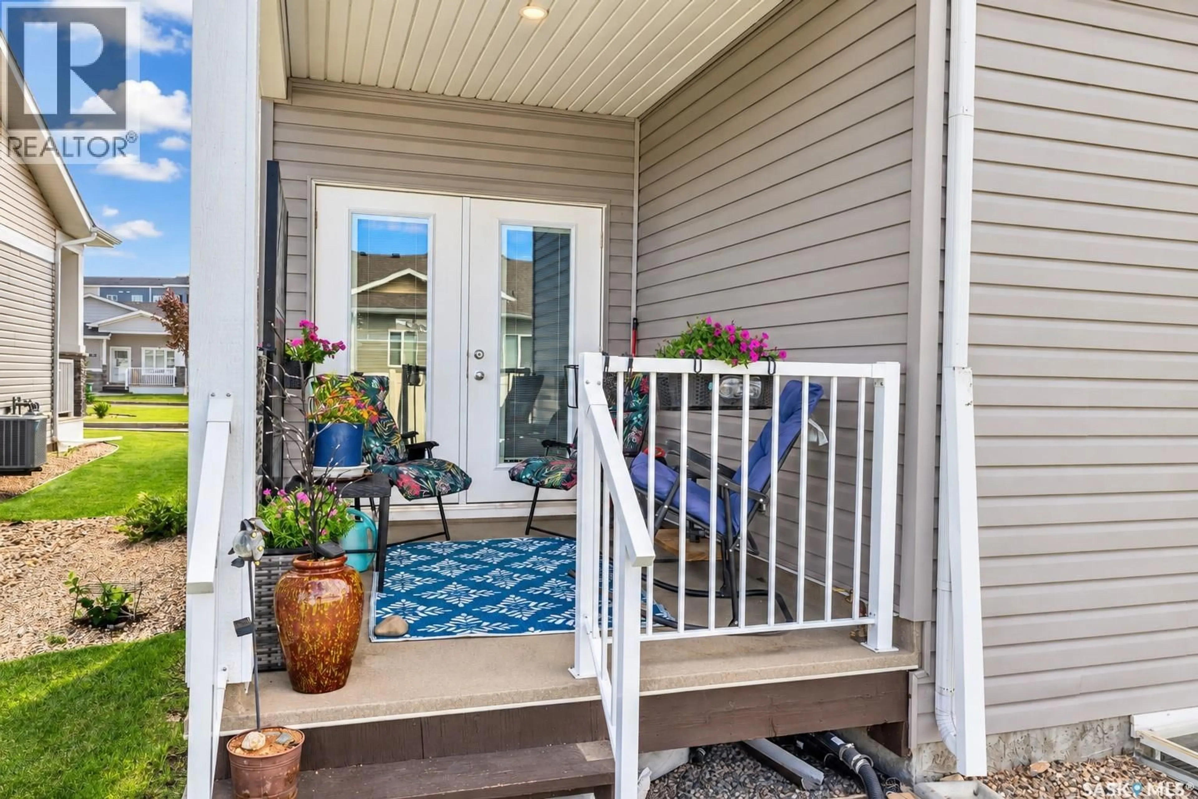 Indoor entryway for 201 BRADLEY STREET, Moose Jaw Saskatchewan S6H5Y4