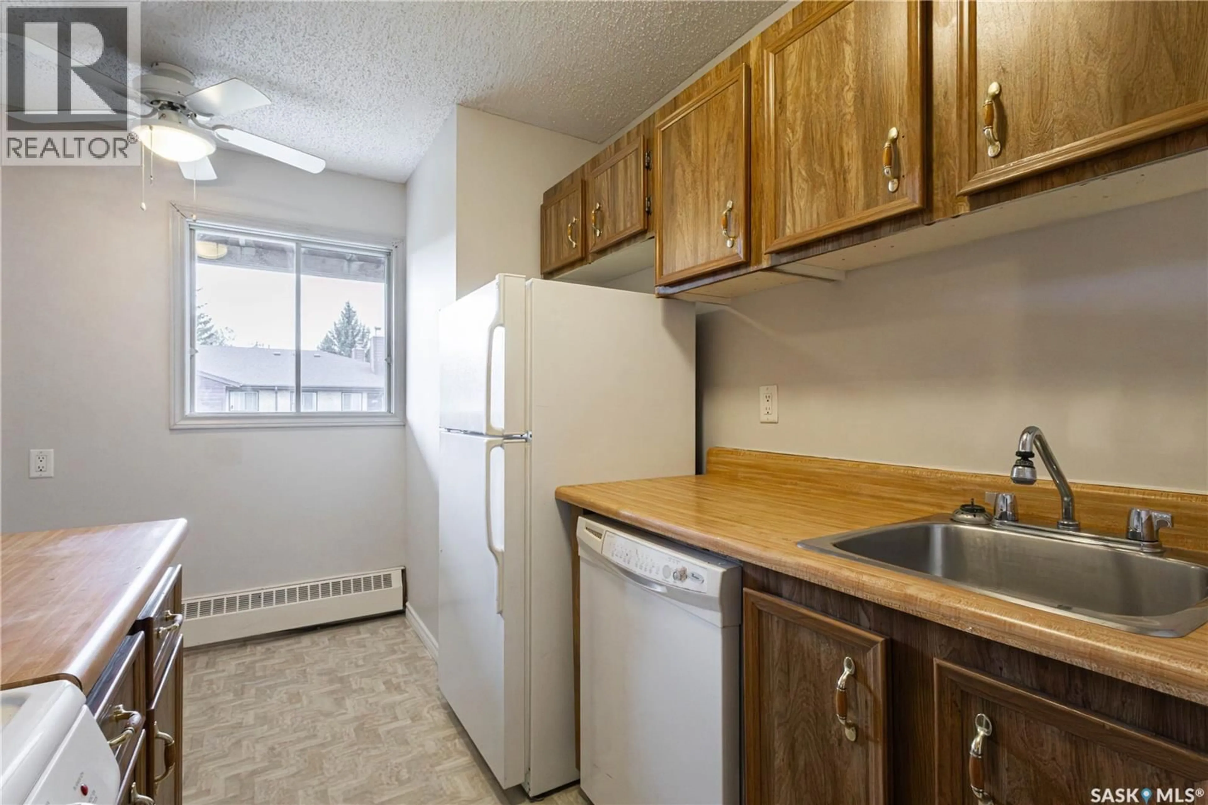 Standard kitchen, unknown for 206 35 ALPORT CRESCENT, Regina Saskatchewan S4R7X2