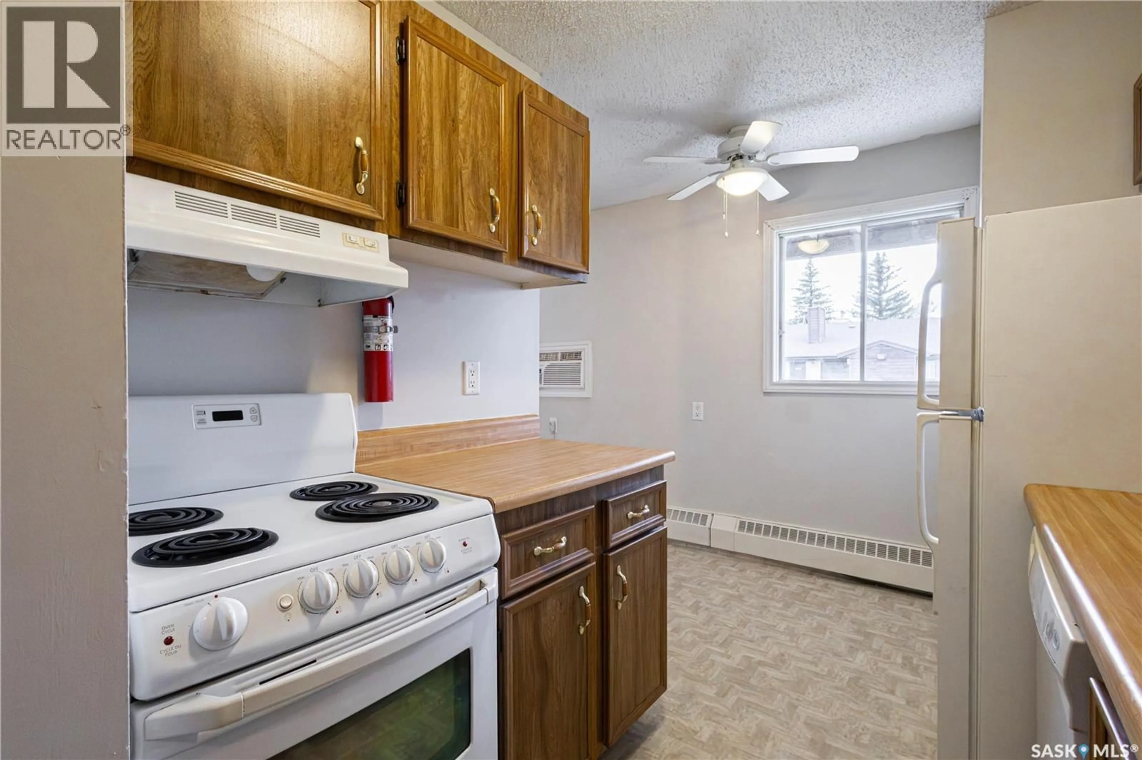 Standard kitchen, unknown for 206 35 ALPORT CRESCENT, Regina Saskatchewan S4R7X2