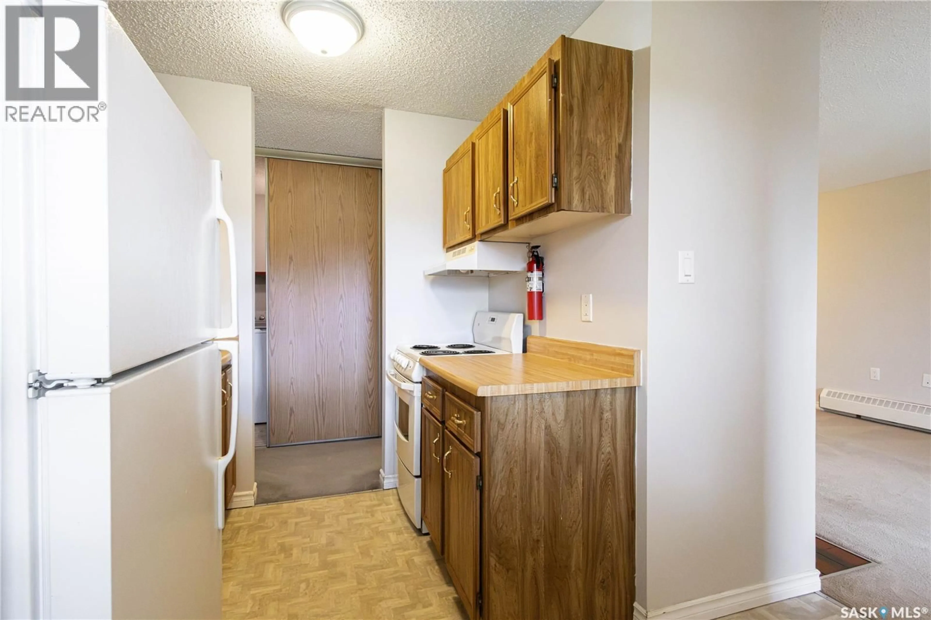 Standard kitchen, unknown for 206 35 ALPORT CRESCENT, Regina Saskatchewan S4R7X2