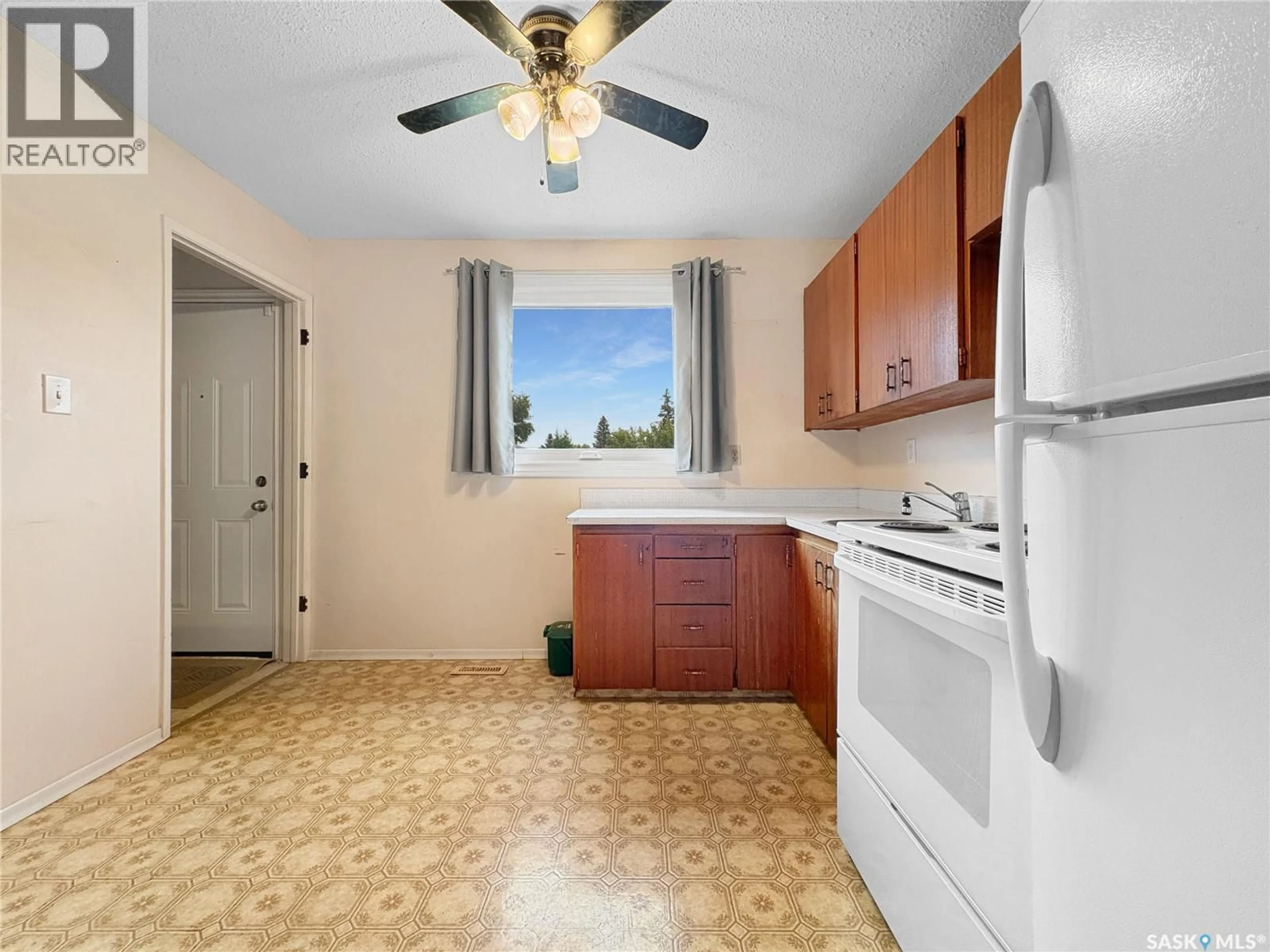Standard kitchen, ceramic/tile floor for 3223 MAXWELL STREET, Saskatoon Saskatchewan S7L3Y1