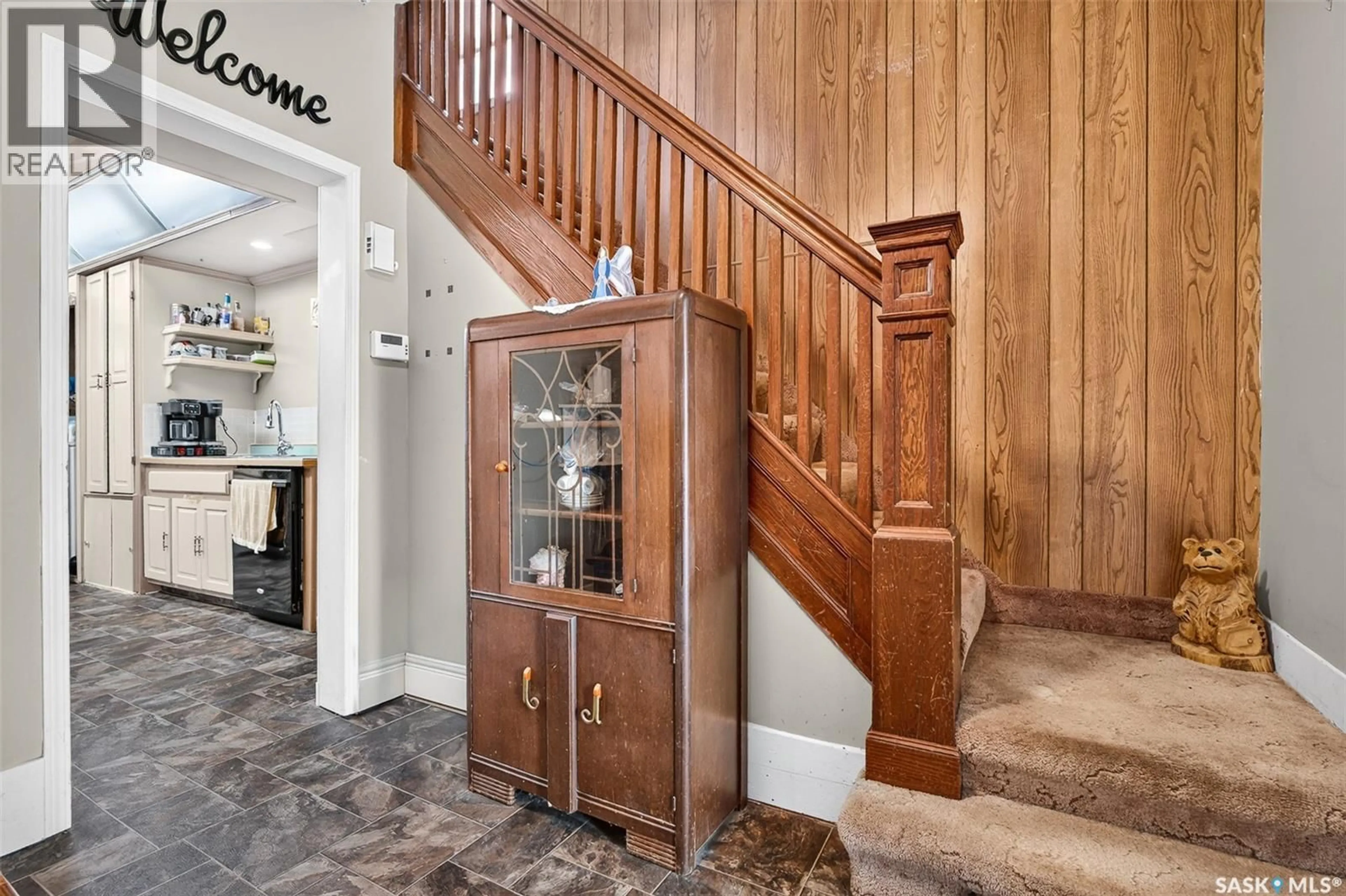 Indoor foyer for 1120 ALGOMA AVENUE, Moose Jaw Saskatchewan S6H3Z6