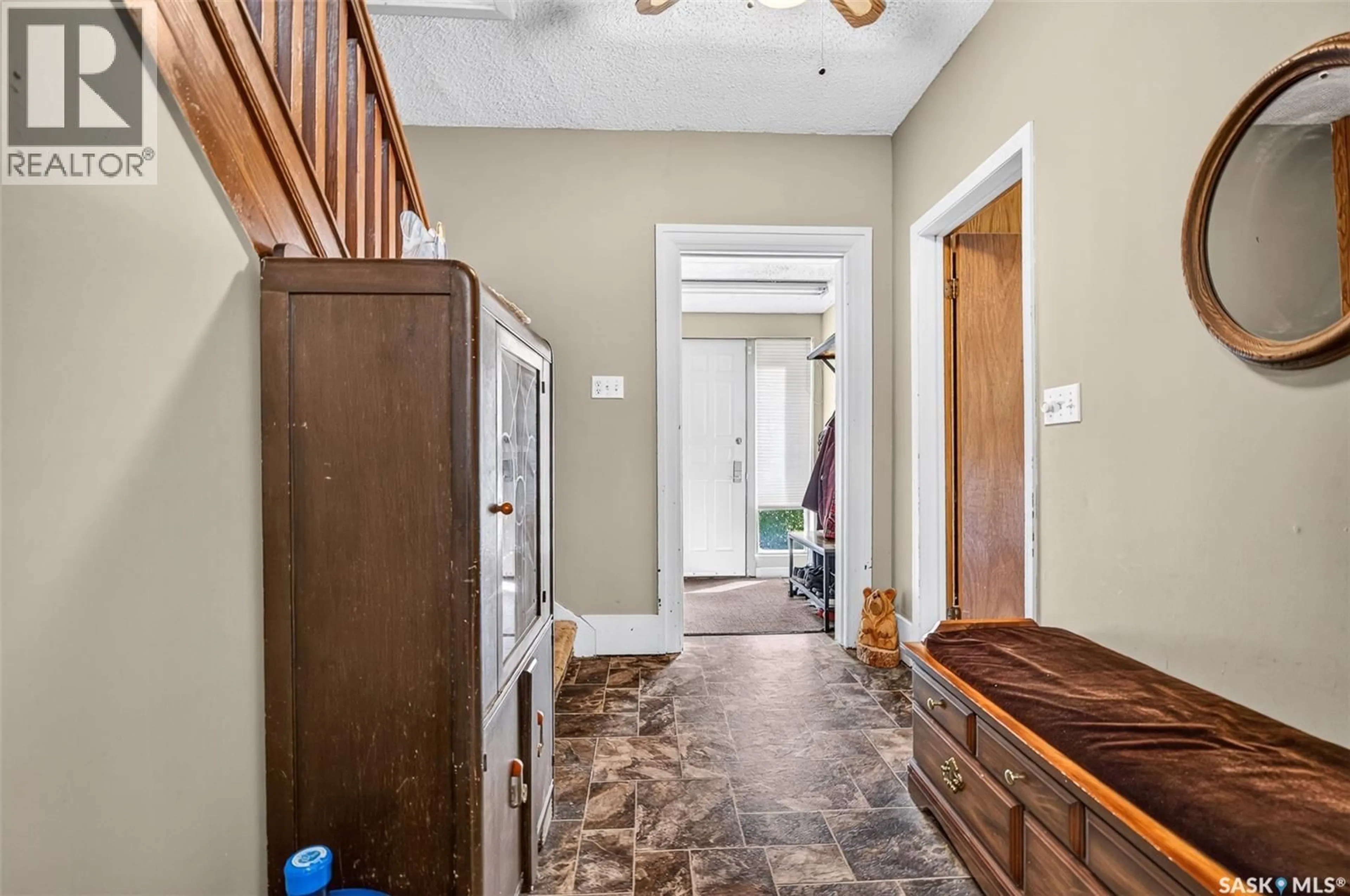Indoor entryway for 1120 ALGOMA AVENUE, Moose Jaw Saskatchewan S6H3Z6