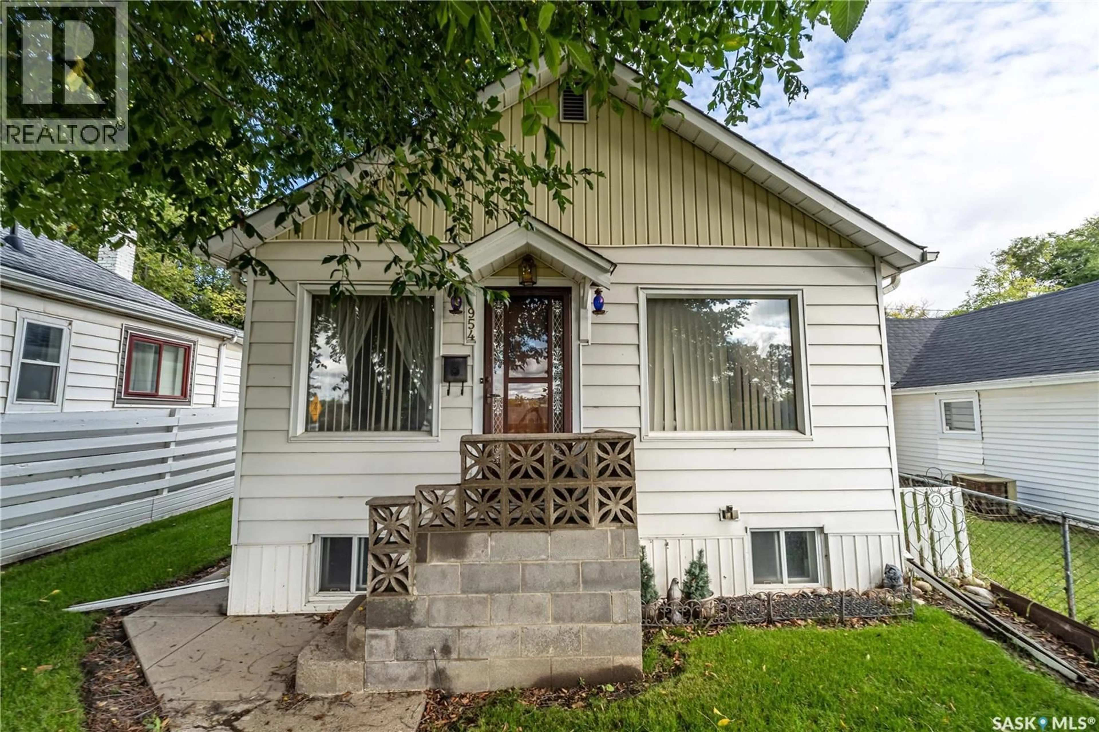 Home with vinyl exterior material, street for 954 HOCHELAGA STREET, Moose Jaw Saskatchewan S6H2H8