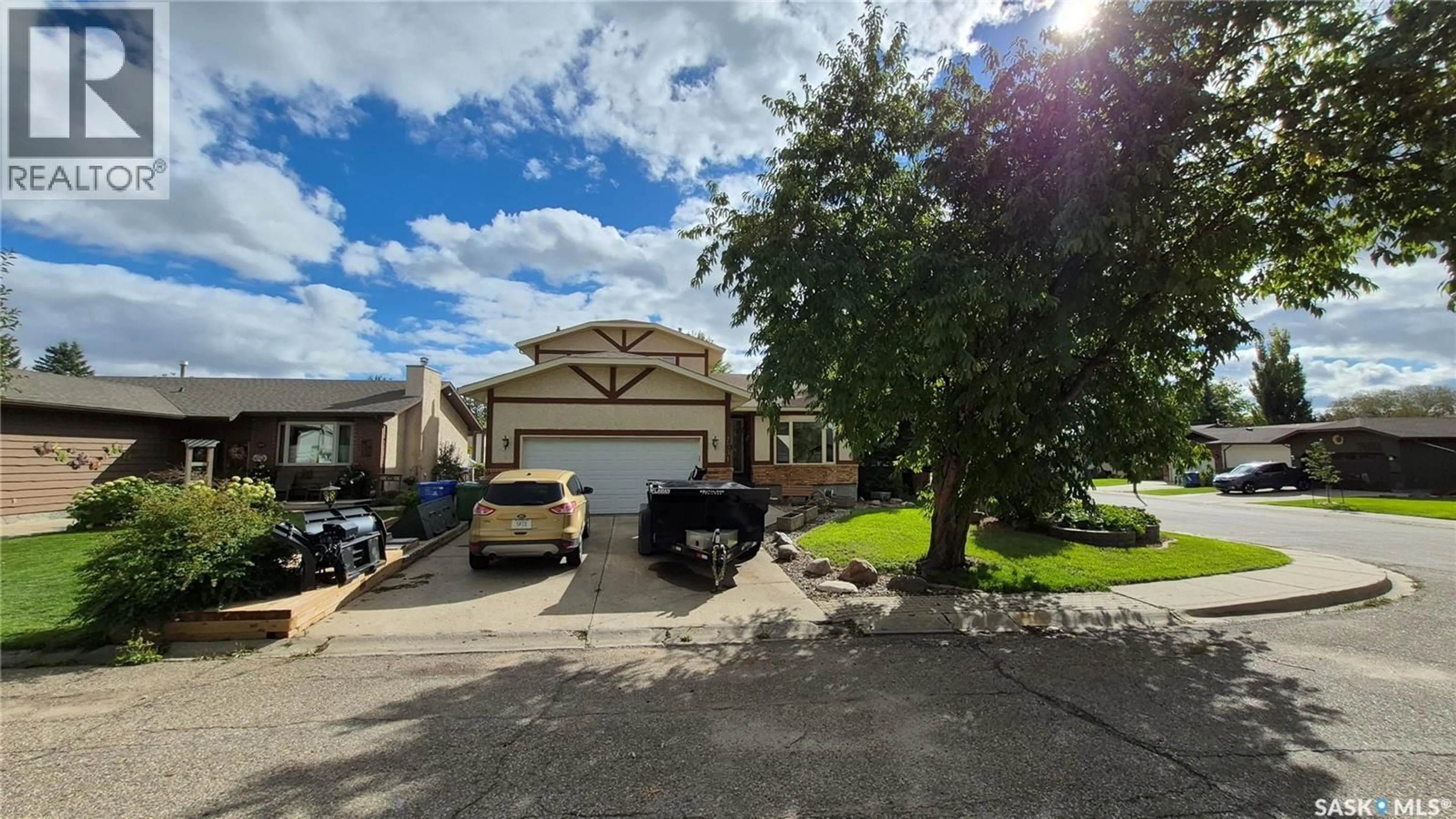 A pic from outside/outdoor area/front of a property/back of a property/a pic from drone, street for 7531 POND PLACE, Regina Saskatchewan S4Y1E3