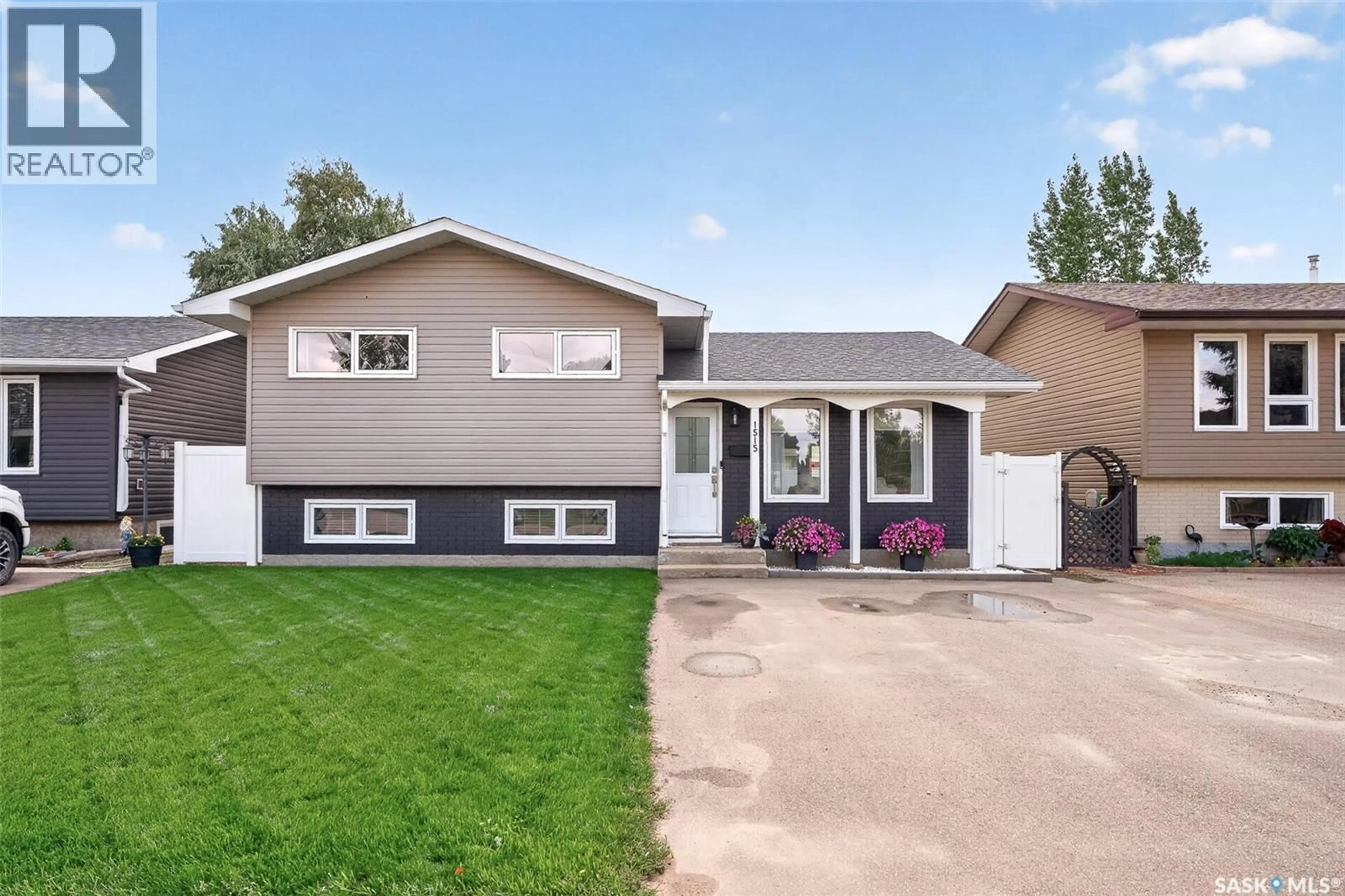 Home with vinyl exterior material, street for 1515 CARIBOU STREET, Moose Jaw Saskatchewan S6H7N5