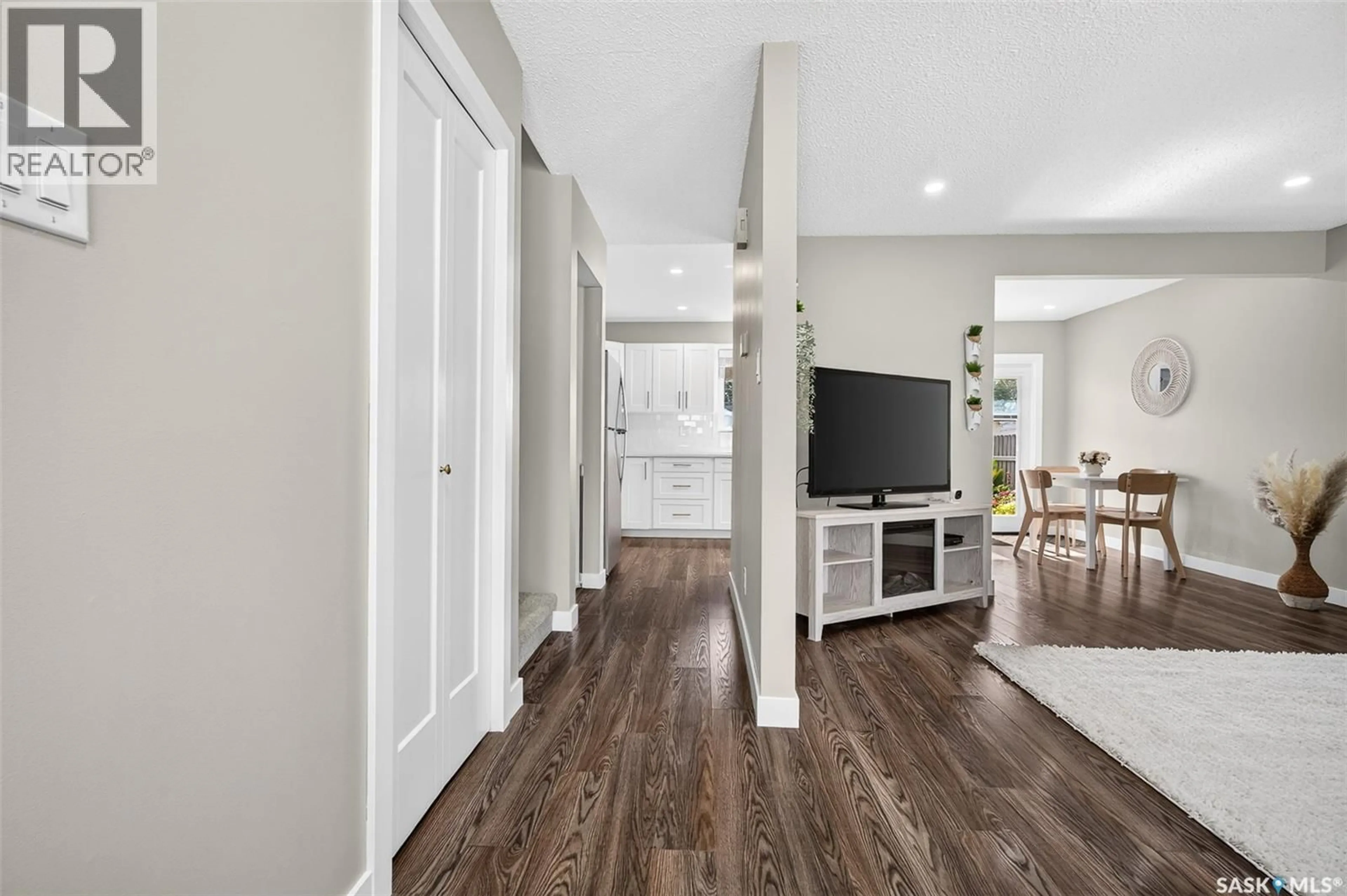 Indoor entryway for 1515 CARIBOU STREET, Moose Jaw Saskatchewan S6H7N5