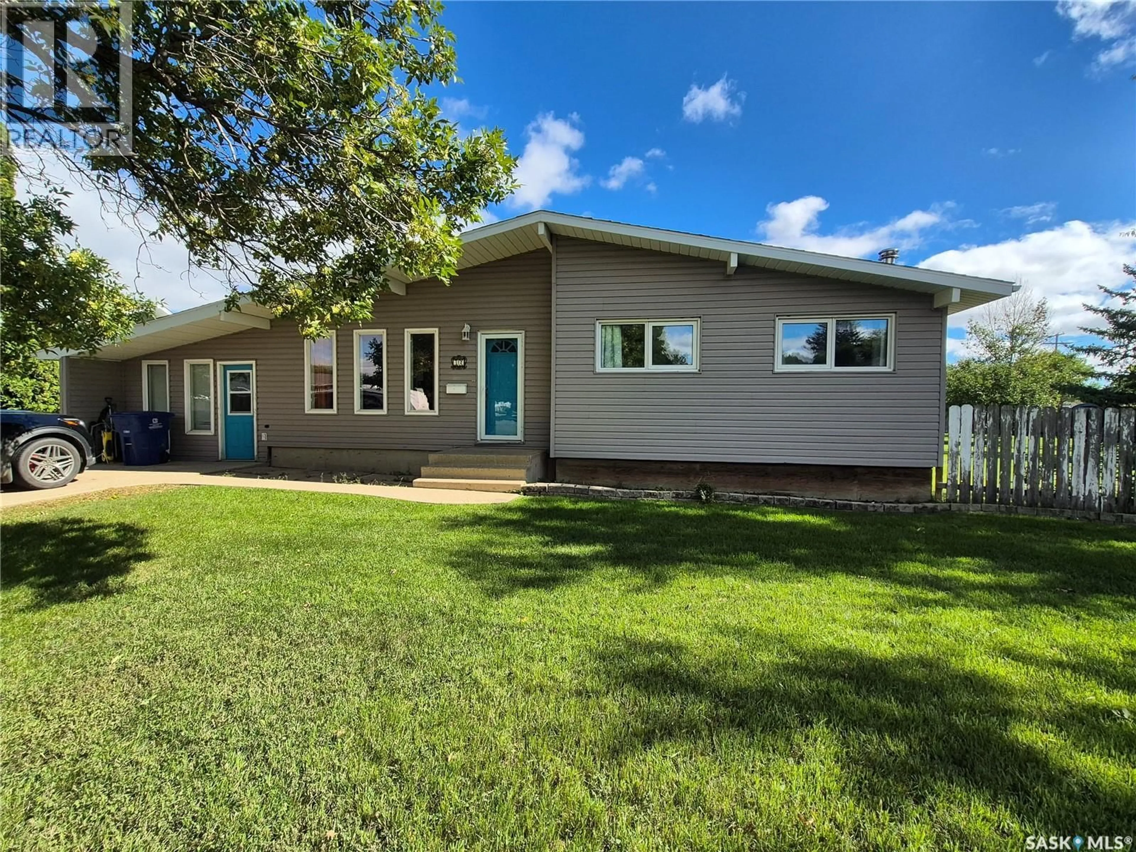 Home with vinyl exterior material, street for 32 METHERAL BAY, Weyburn Saskatchewan S4H2M6