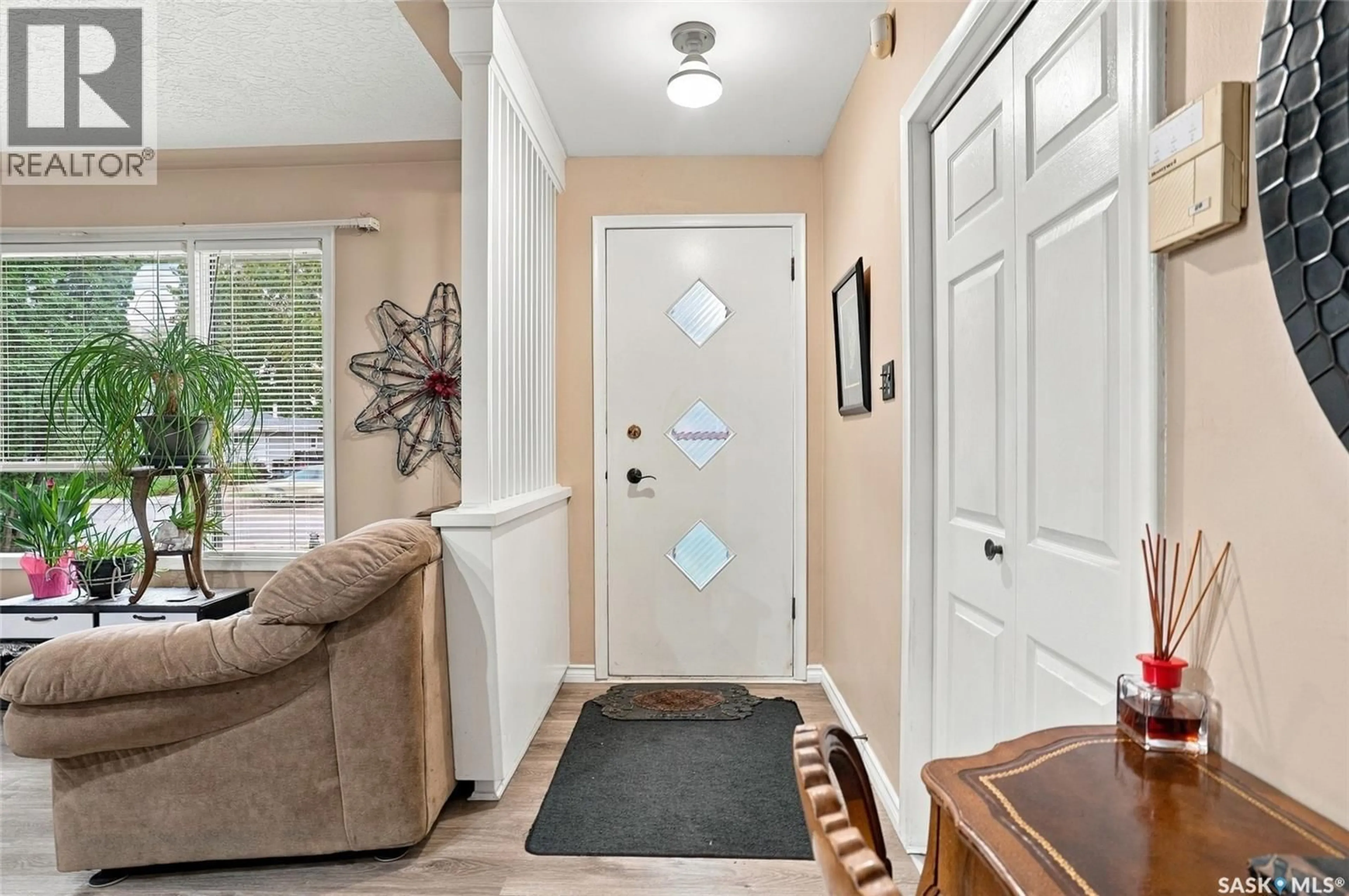 Indoor entryway for S - 2107 CUMBERLAND AVENUE, Saskatoon Saskatchewan S7J1Z2