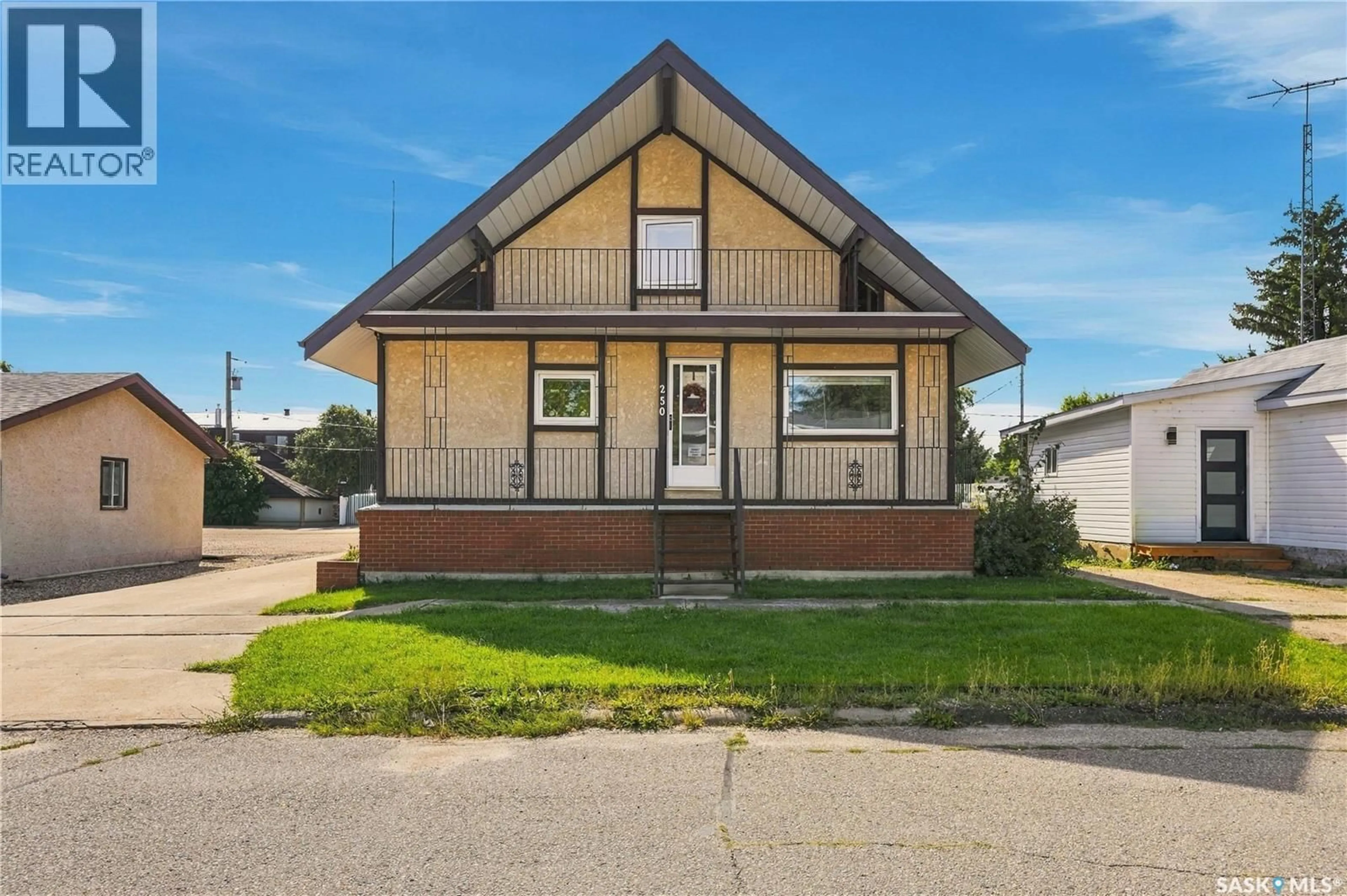 Home with vinyl exterior material, street for 250 3RD AVENUE, Gravelbourg Saskatchewan S0H1X0