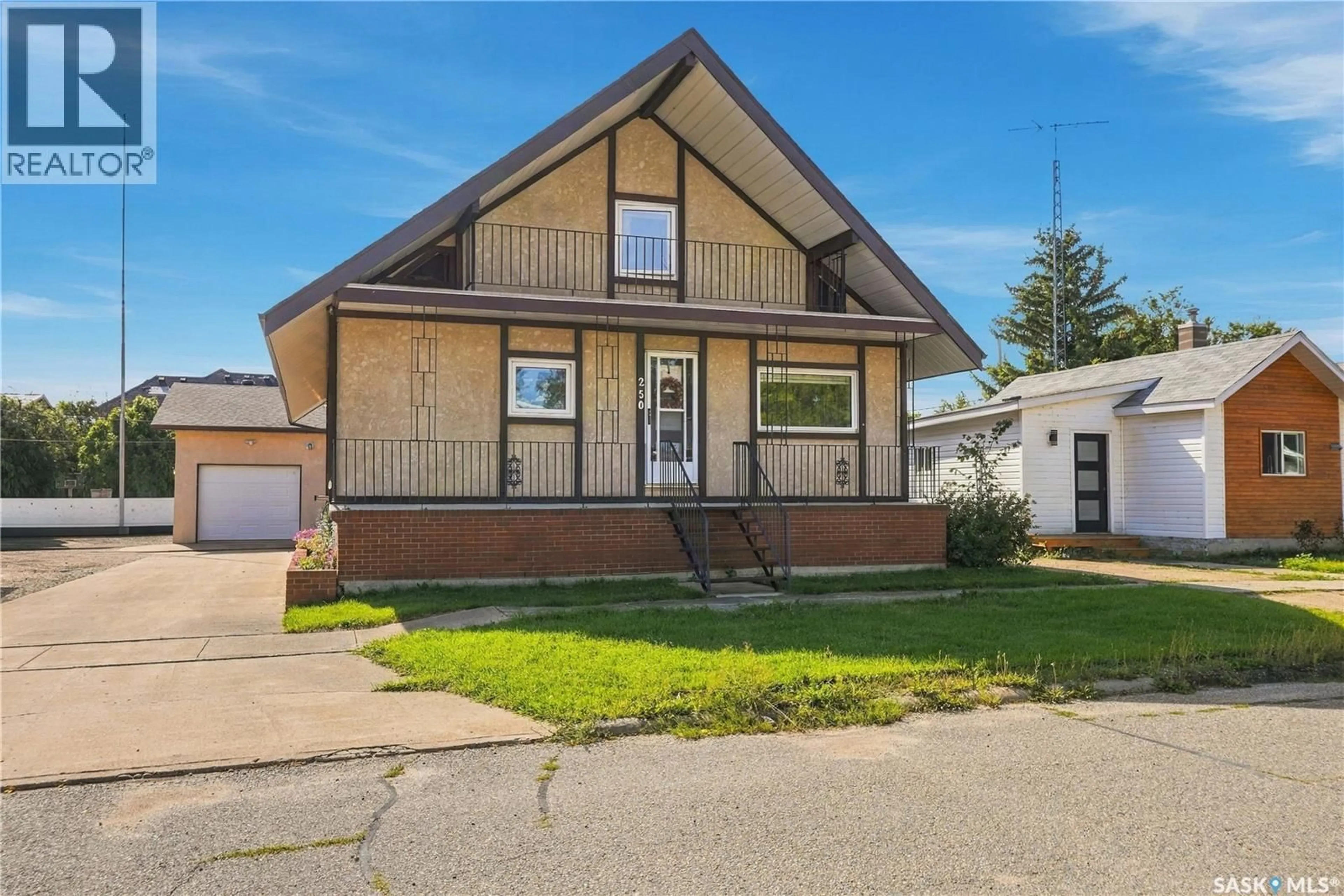 Home with vinyl exterior material, street for 250 3RD AVENUE, Gravelbourg Saskatchewan S0H1X0