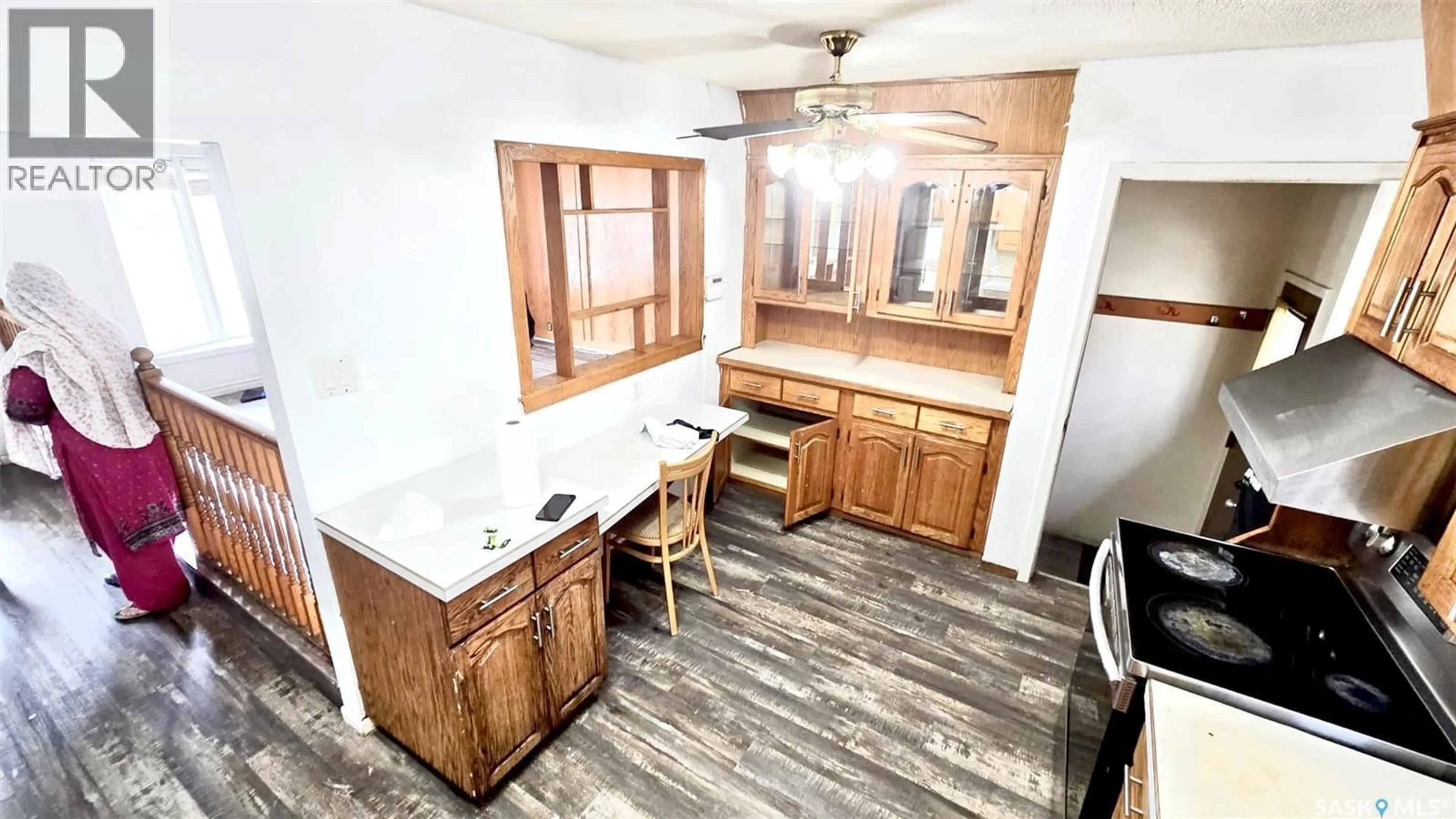 Standard kitchen, wood/laminate floor for 19 O'NEIL CRESCENT, Saskatoon Saskatchewan S7N1W7