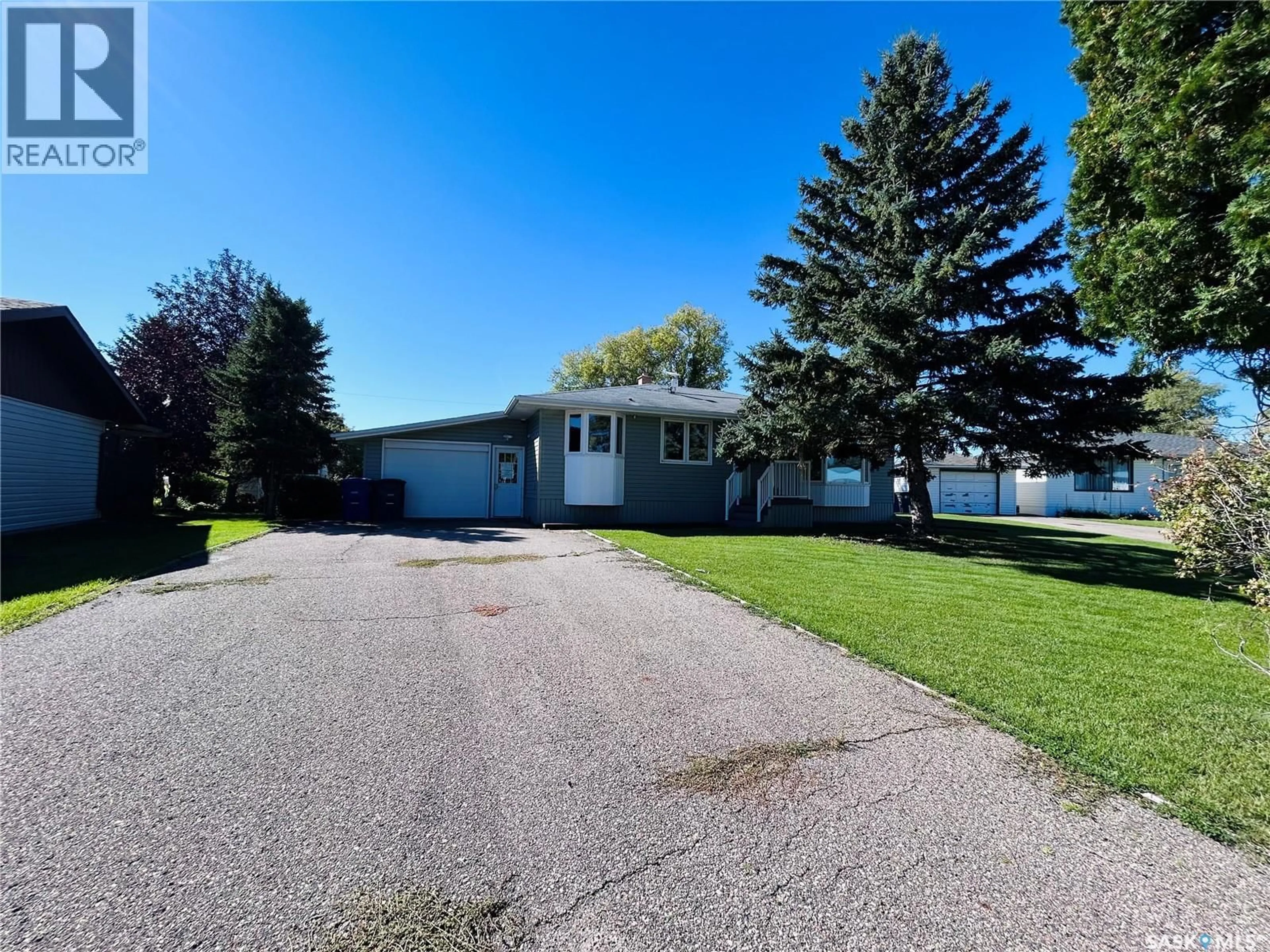 A pic from outside/outdoor area/front of a property/back of a property/a pic from drone, street for 1108 BOBOLINK BAY, Rocanville Saskatchewan S0A3L0