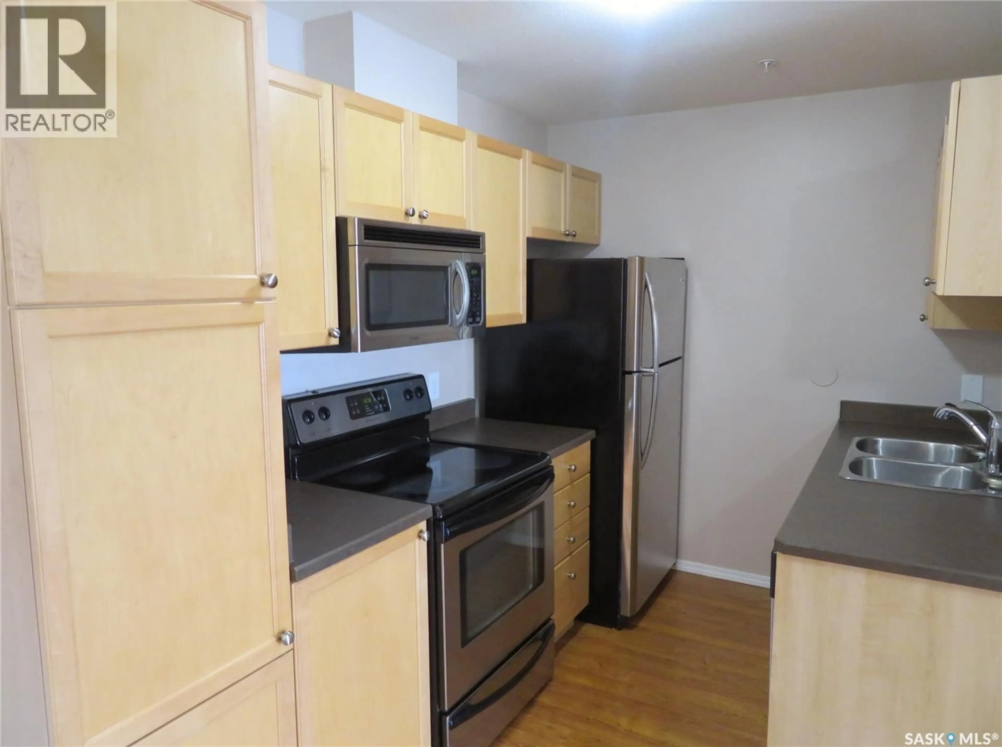 Standard kitchen, unknown for N - 206 100 1ST AVENUE, Warman Saskatchewan S0K0A1