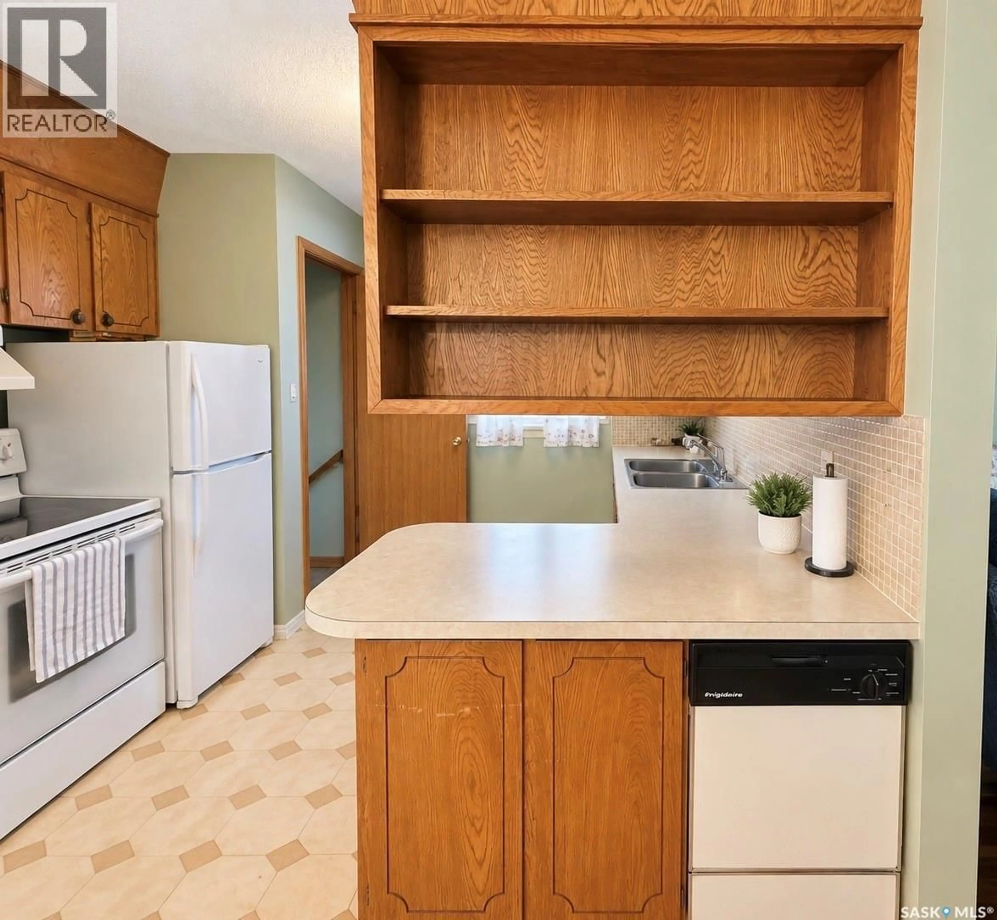 Standard kitchen, unknown for 2754 MACKAY STREET, Regina Saskatchewan S4R1A6