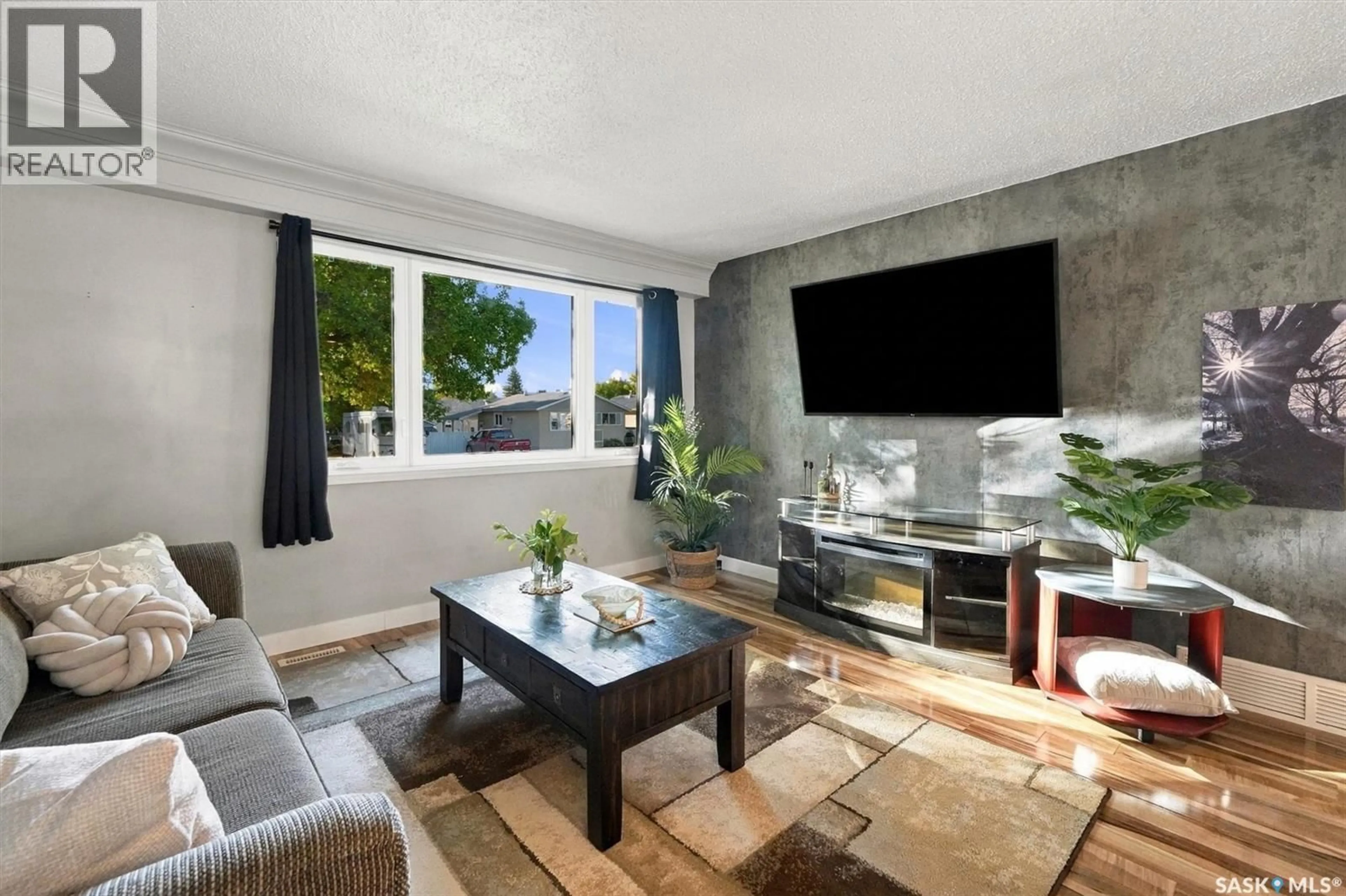 Living room with furniture, unknown for 134 ROSS CRESCENT, Saskatoon Saskatchewan S7L4B3