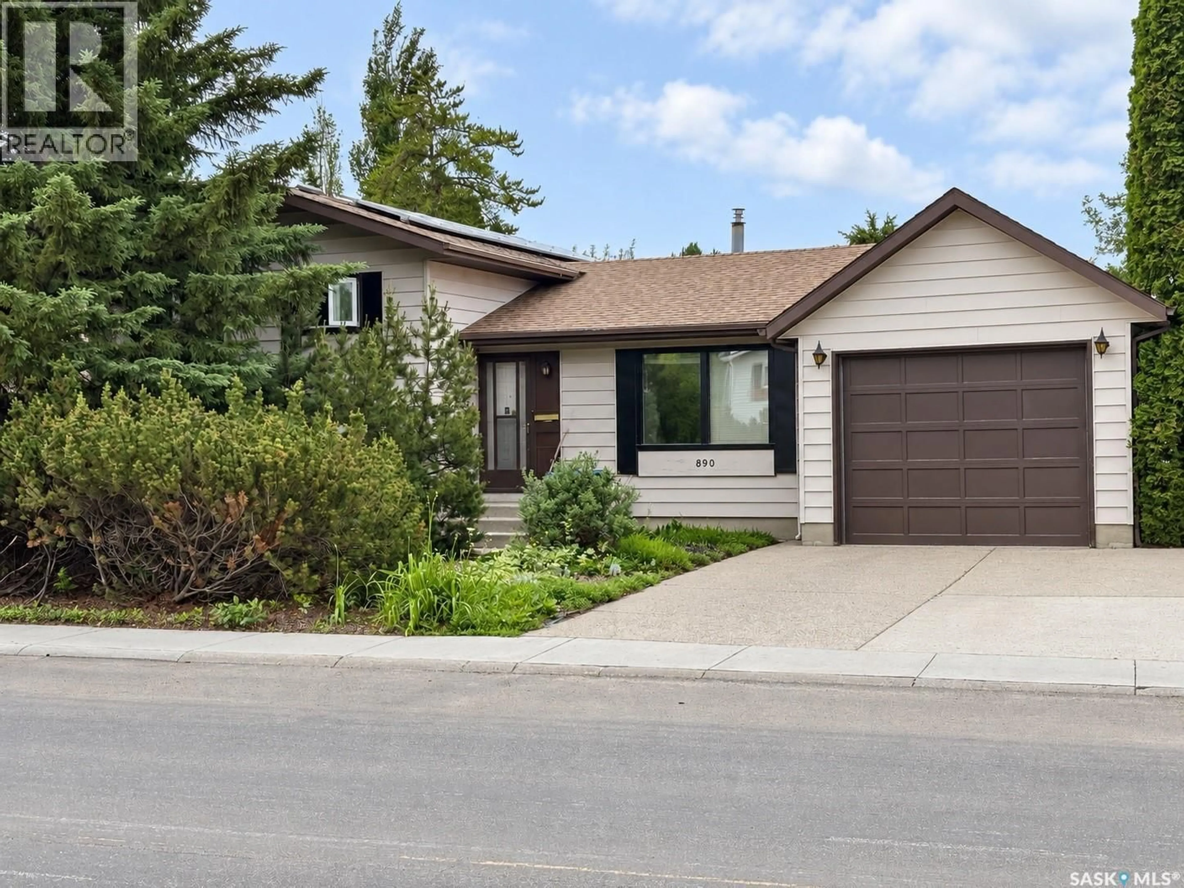 Home with vinyl exterior material, street for 890 KINGSMERE BOULEVARD, Saskatoon Saskatchewan S7J4J7