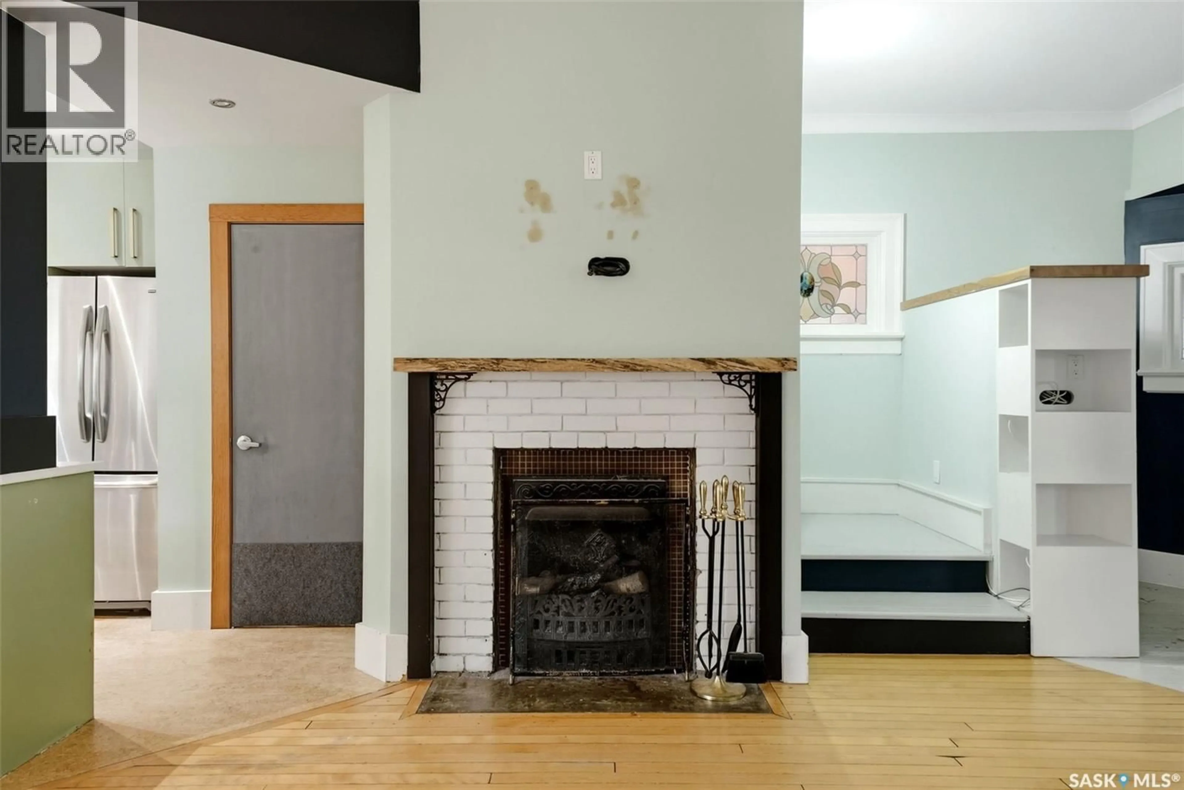 Indoor foyer for 2256 ANGUS STREET, Regina Saskatchewan S4T2A2
