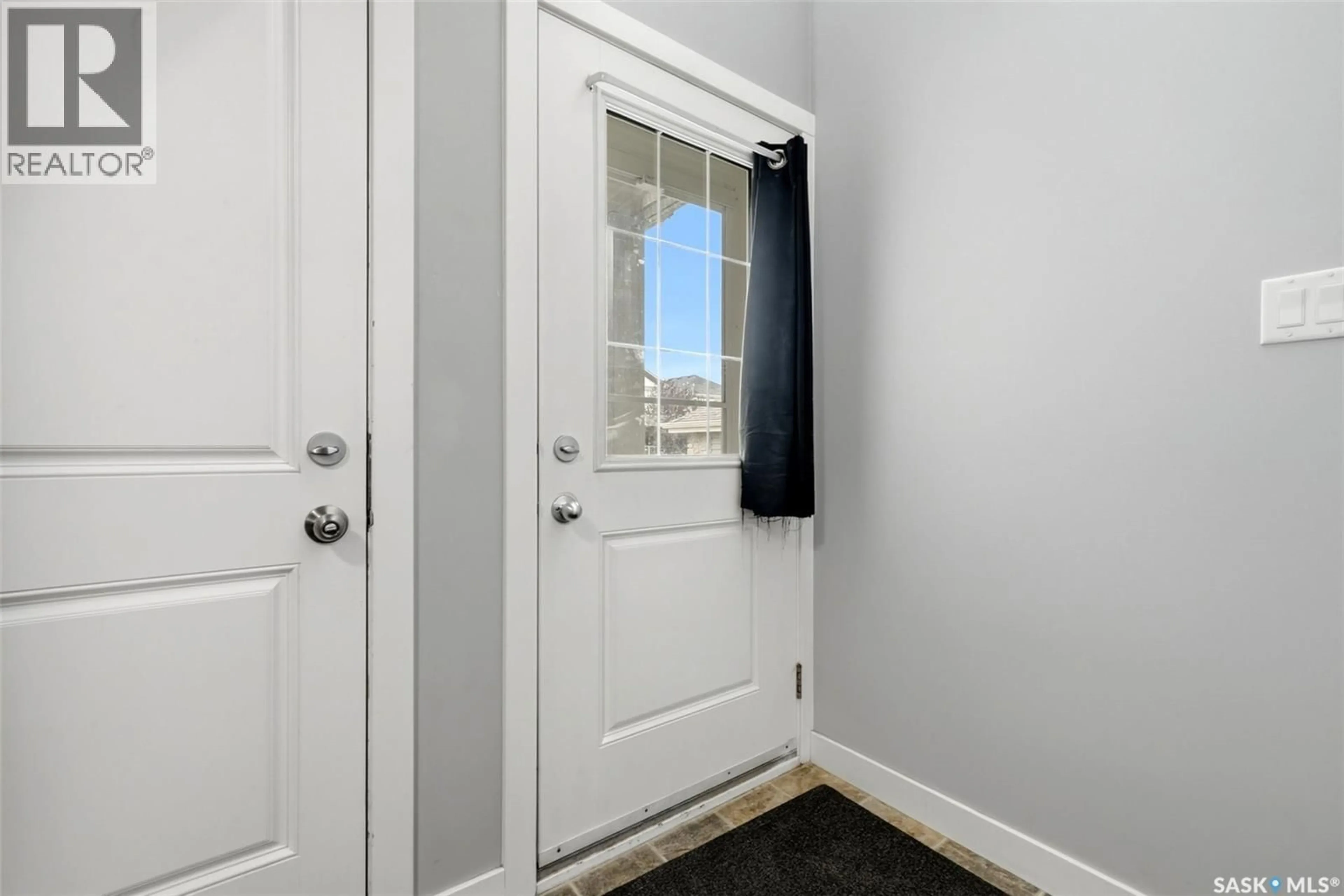 Indoor entryway for 2817 ELGAARD DRIVE, Regina Saskatchewan S4X0M4