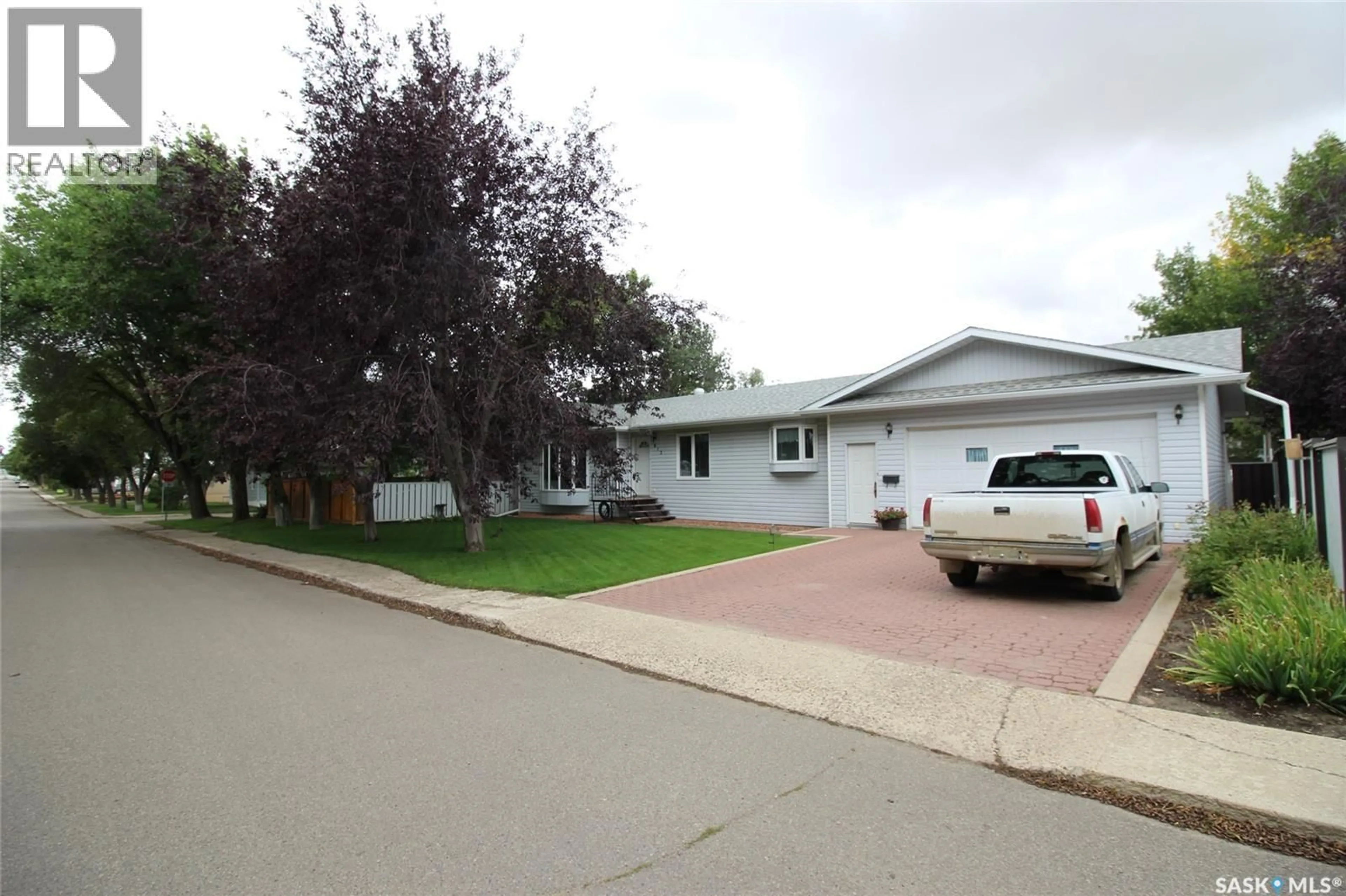 Home with vinyl exterior material, street for 613 4TH STREET, Shaunavon Saskatchewan S0N2M0