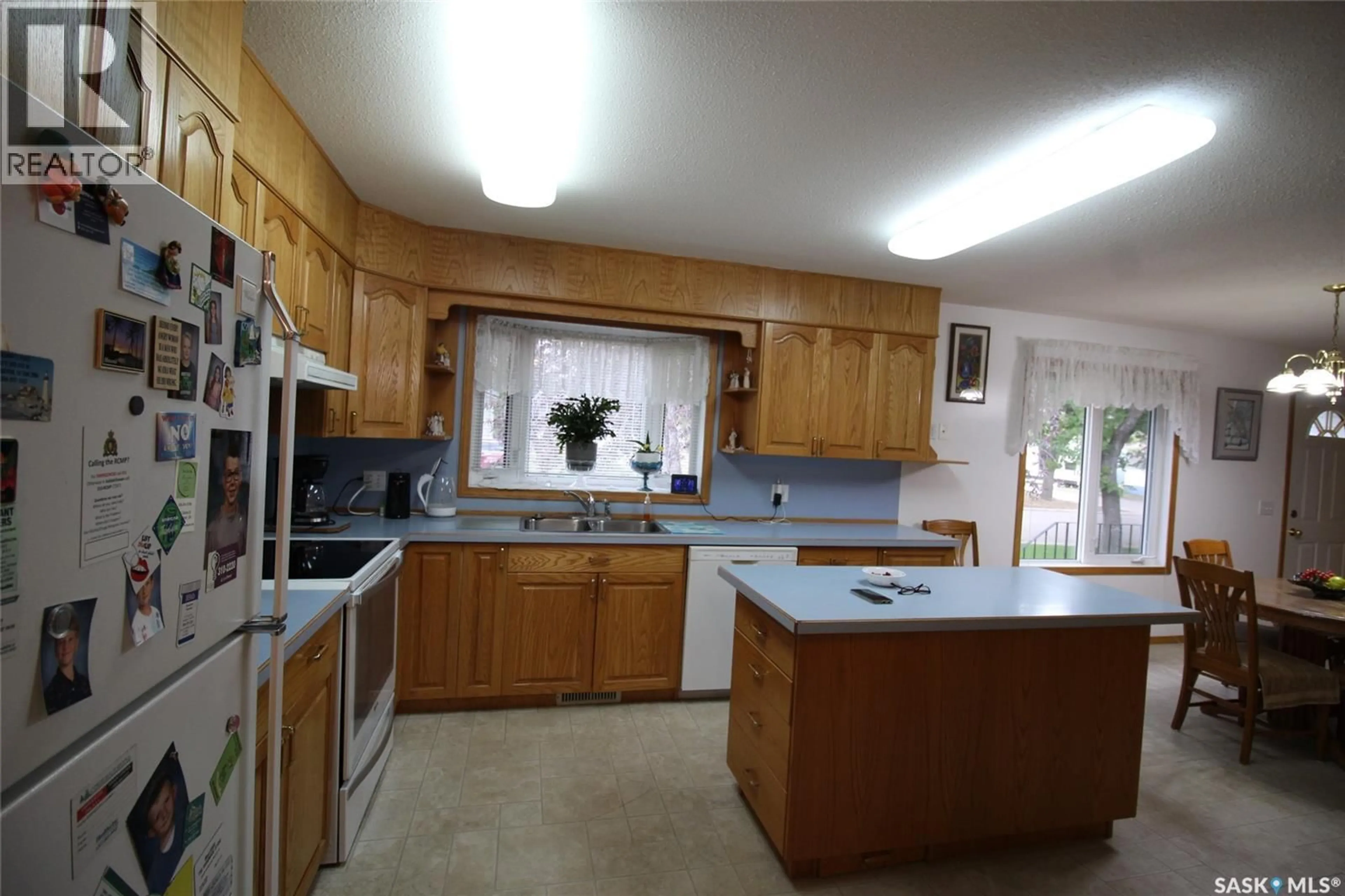 Standard kitchen, unknown for 613 4TH STREET, Shaunavon Saskatchewan S0N2M0