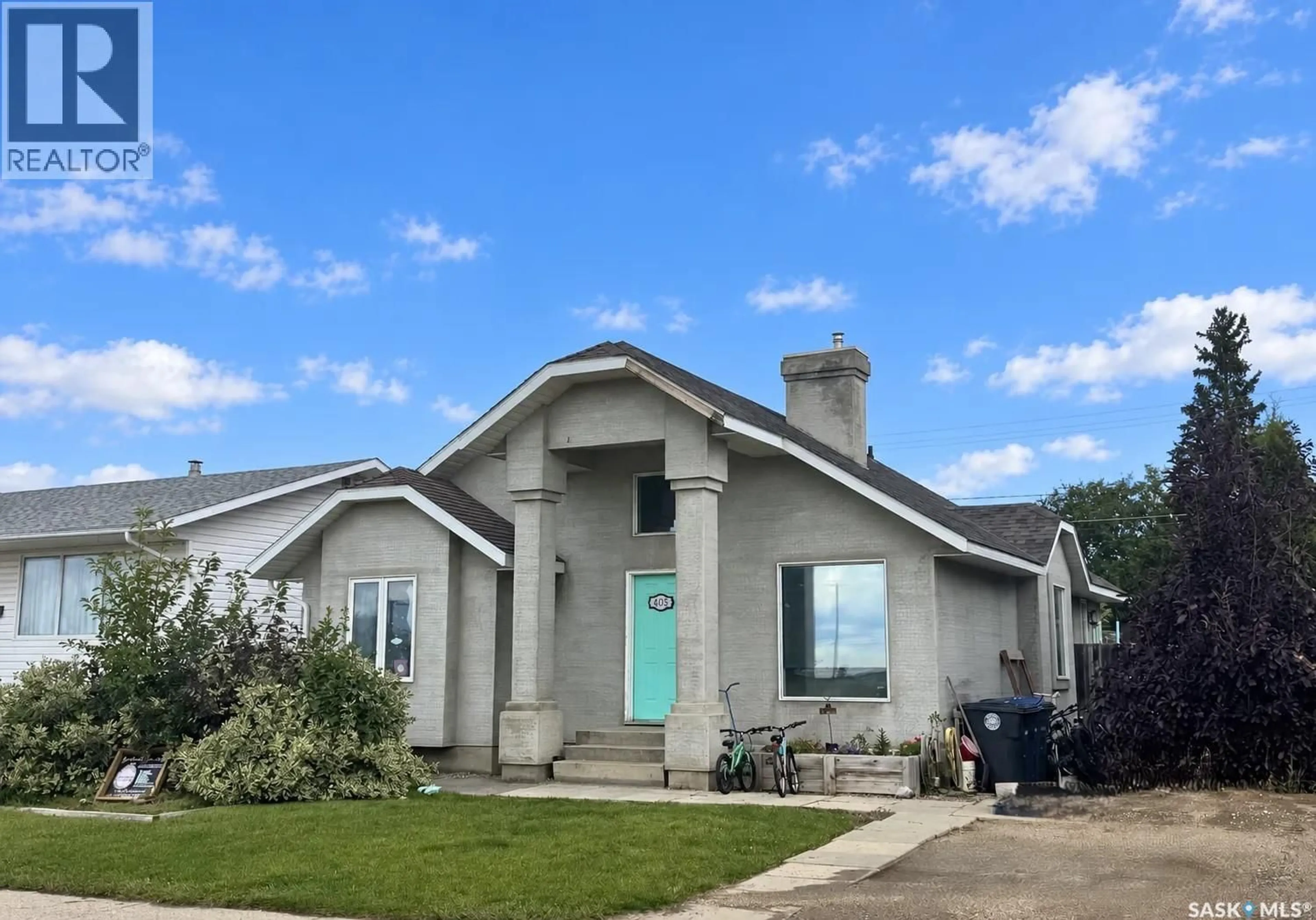 Home with vinyl exterior material, street for 405 2ND AVENUE, Biggar Saskatchewan S0K0M0