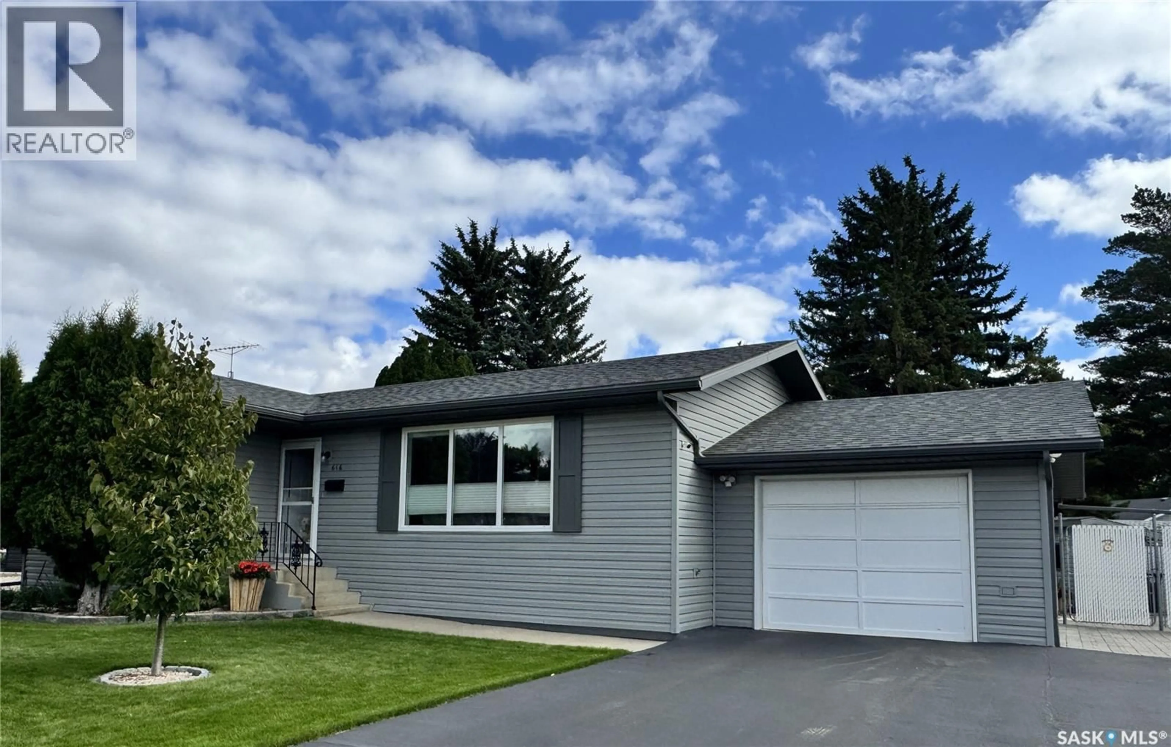 Home with vinyl exterior material, street for 616 8TH AVENUE, Biggar Saskatchewan S0K0M0