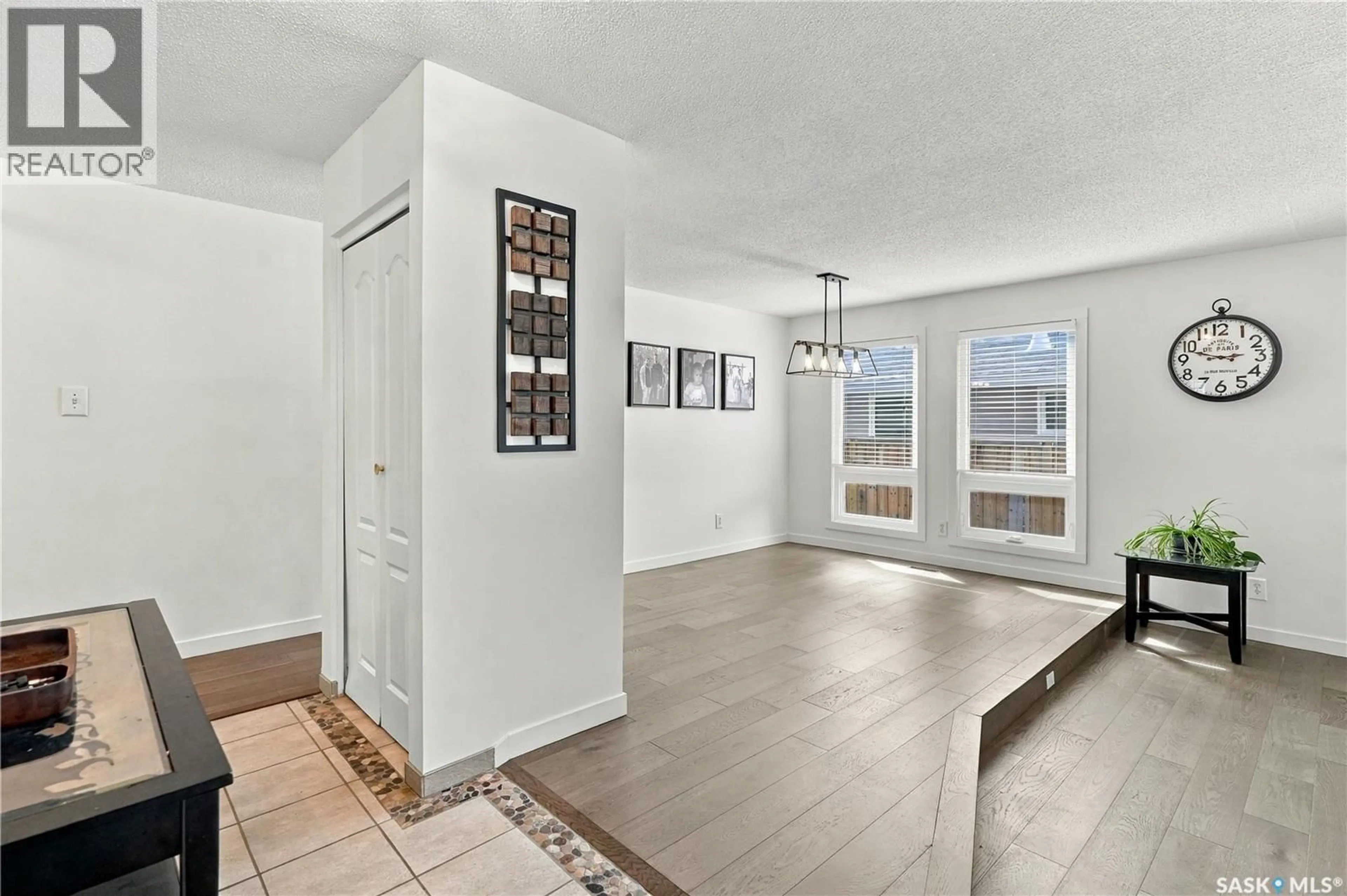 Indoor entryway for 43 WATTS BAY, Regina Saskatchewan S4N5G6