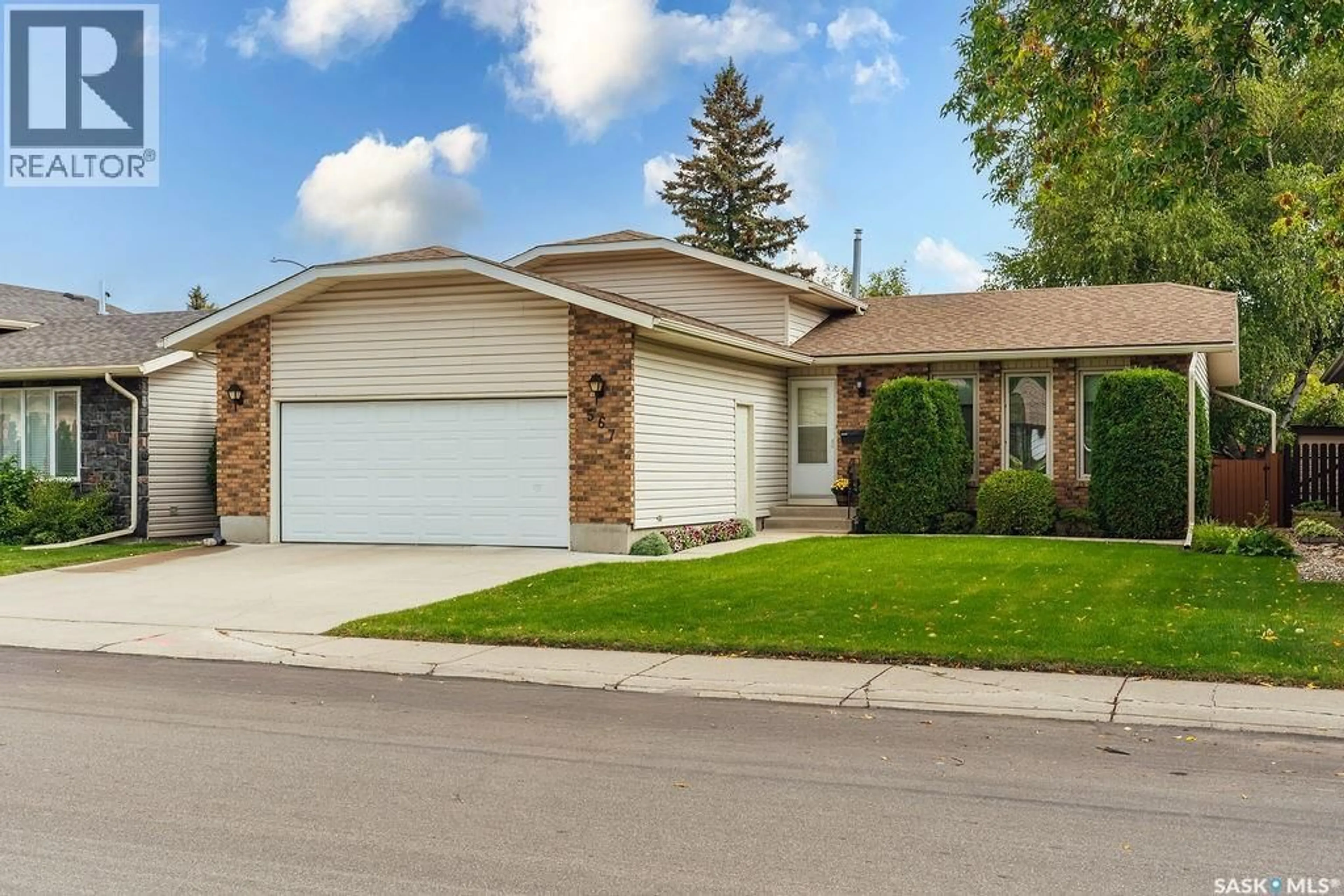 Home with vinyl exterior material, street for 567 DELARONDE ROAD, Saskatoon Saskatchewan S7J4A7