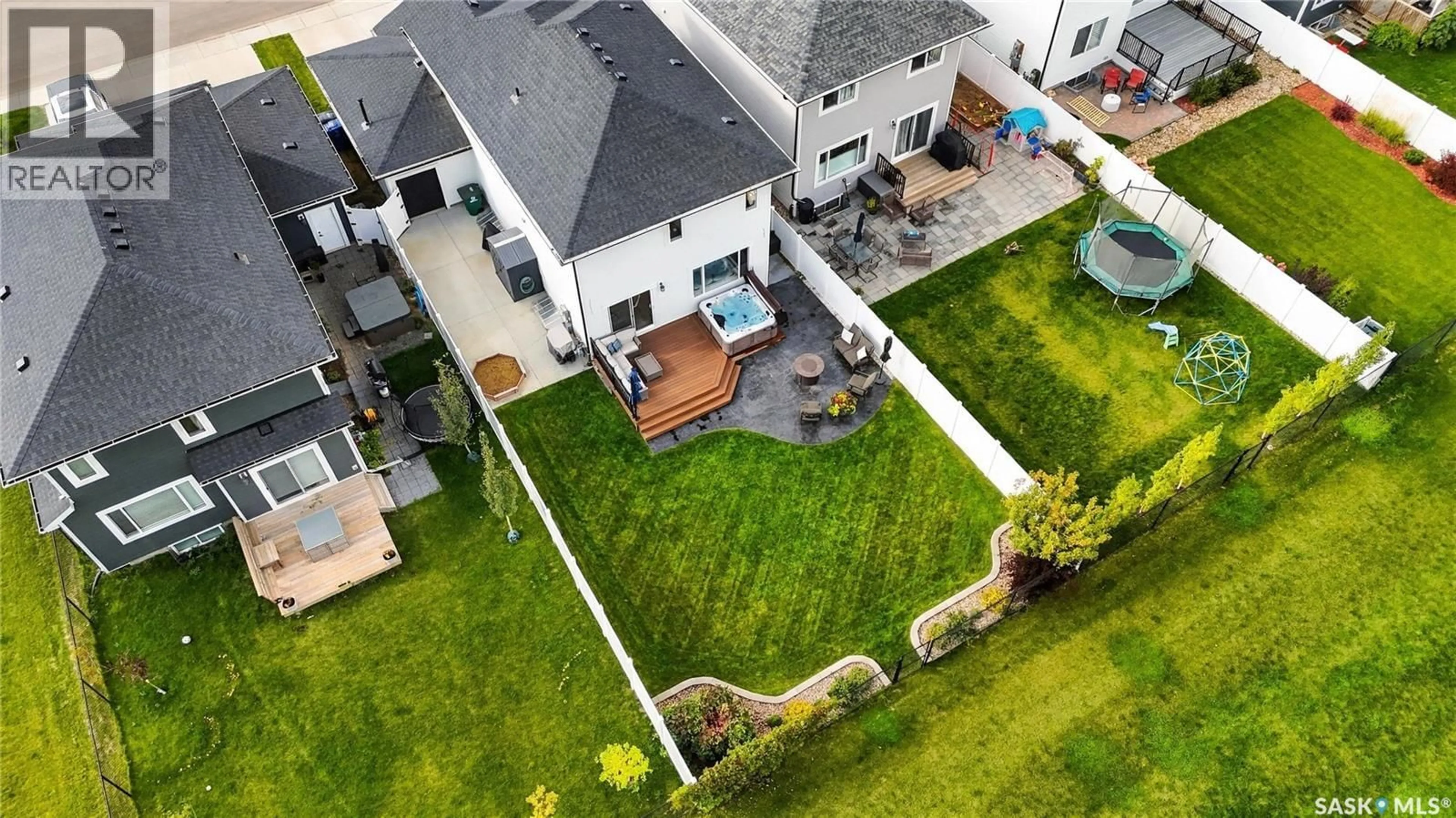 A pic from outside/outdoor area/front of a property/back of a property/a pic from drone, street for 334 STILLING MANOR, Saskatoon Saskatchewan S7V0Y8