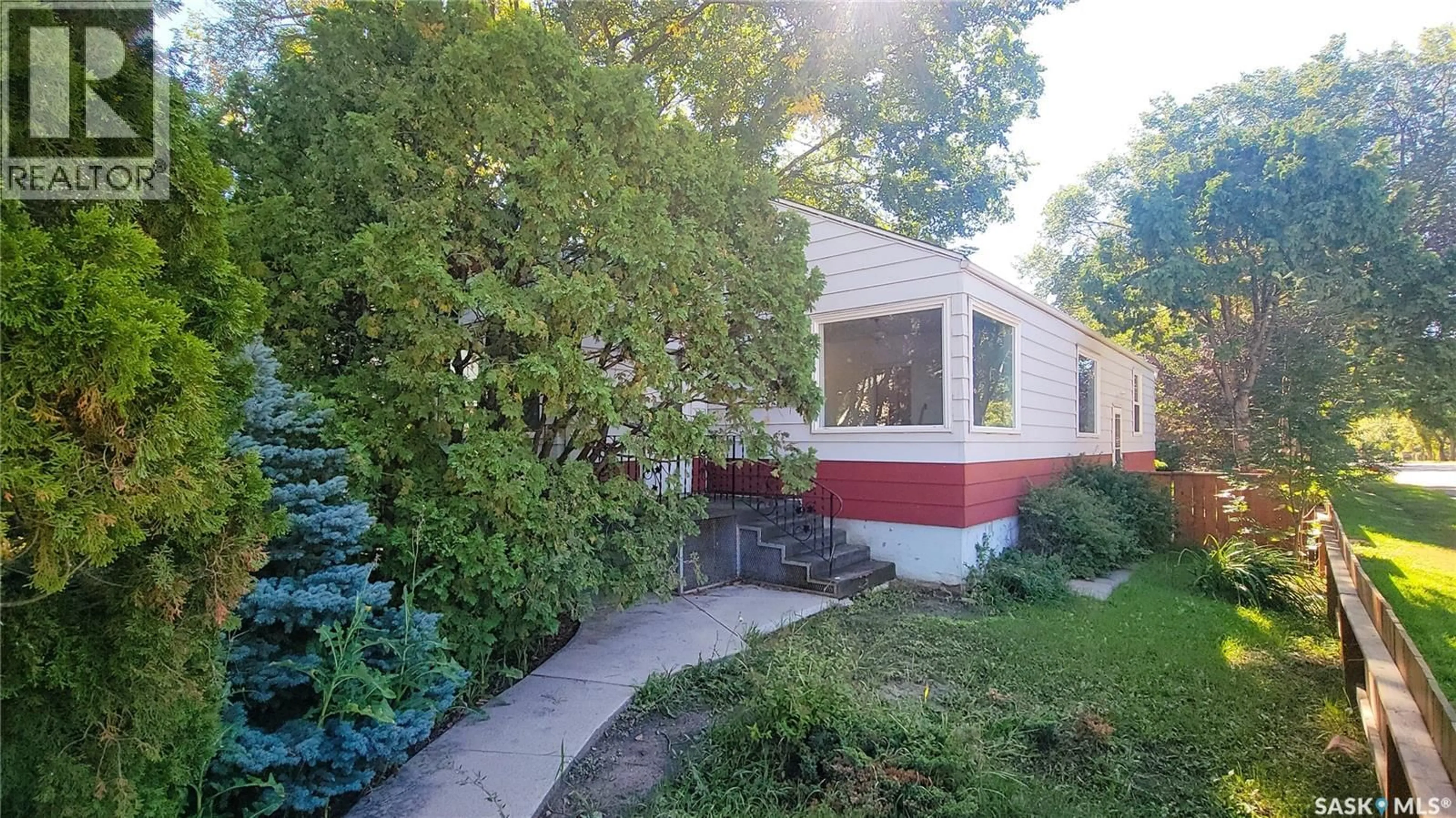 Patio, street for 421 29TH STREET, Saskatoon Saskatchewan S7L0M3