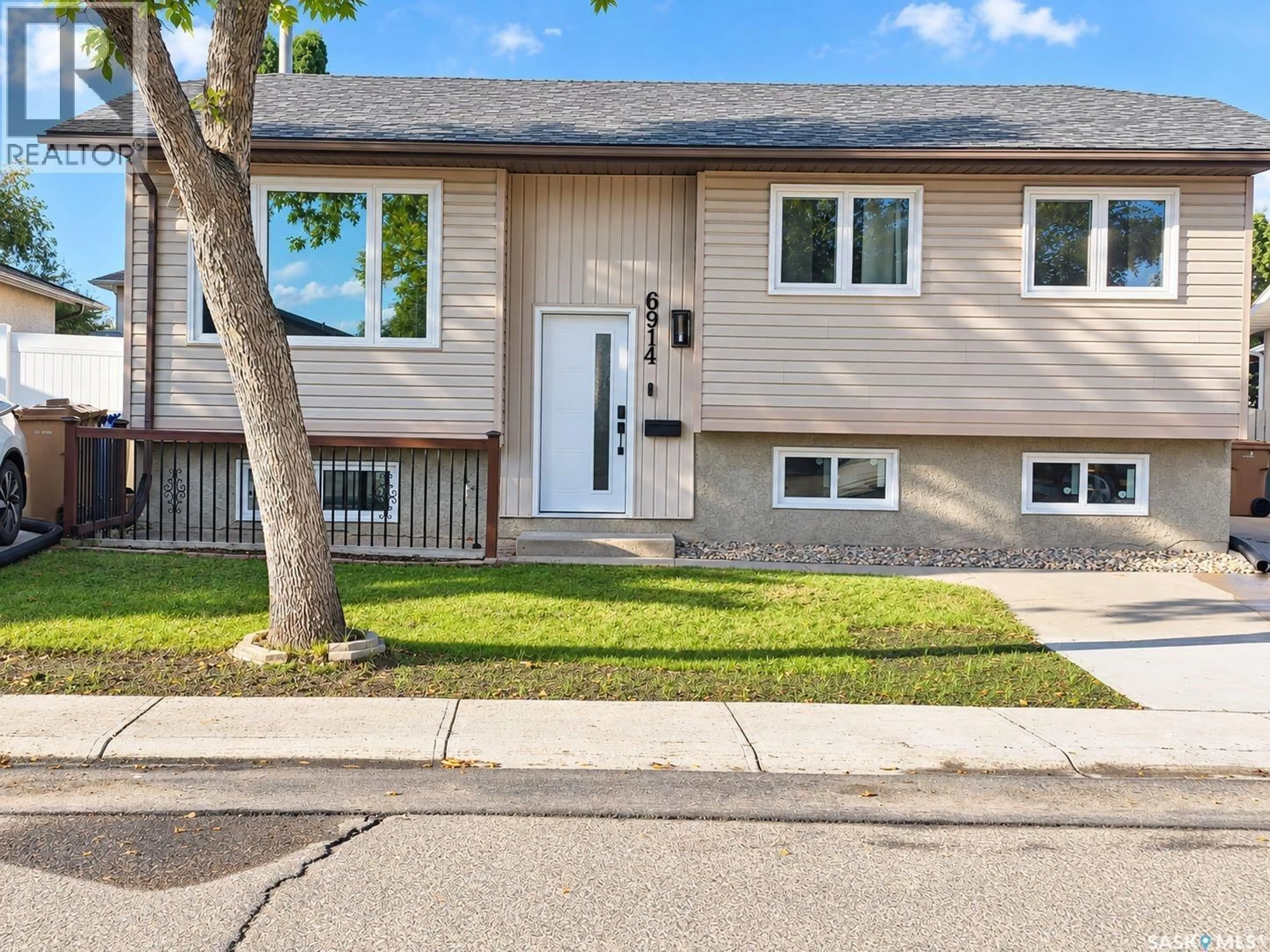 Home with vinyl exterior material, street for 6914 WHELAN DRIVE, Regina Saskatchewan S4X3W1