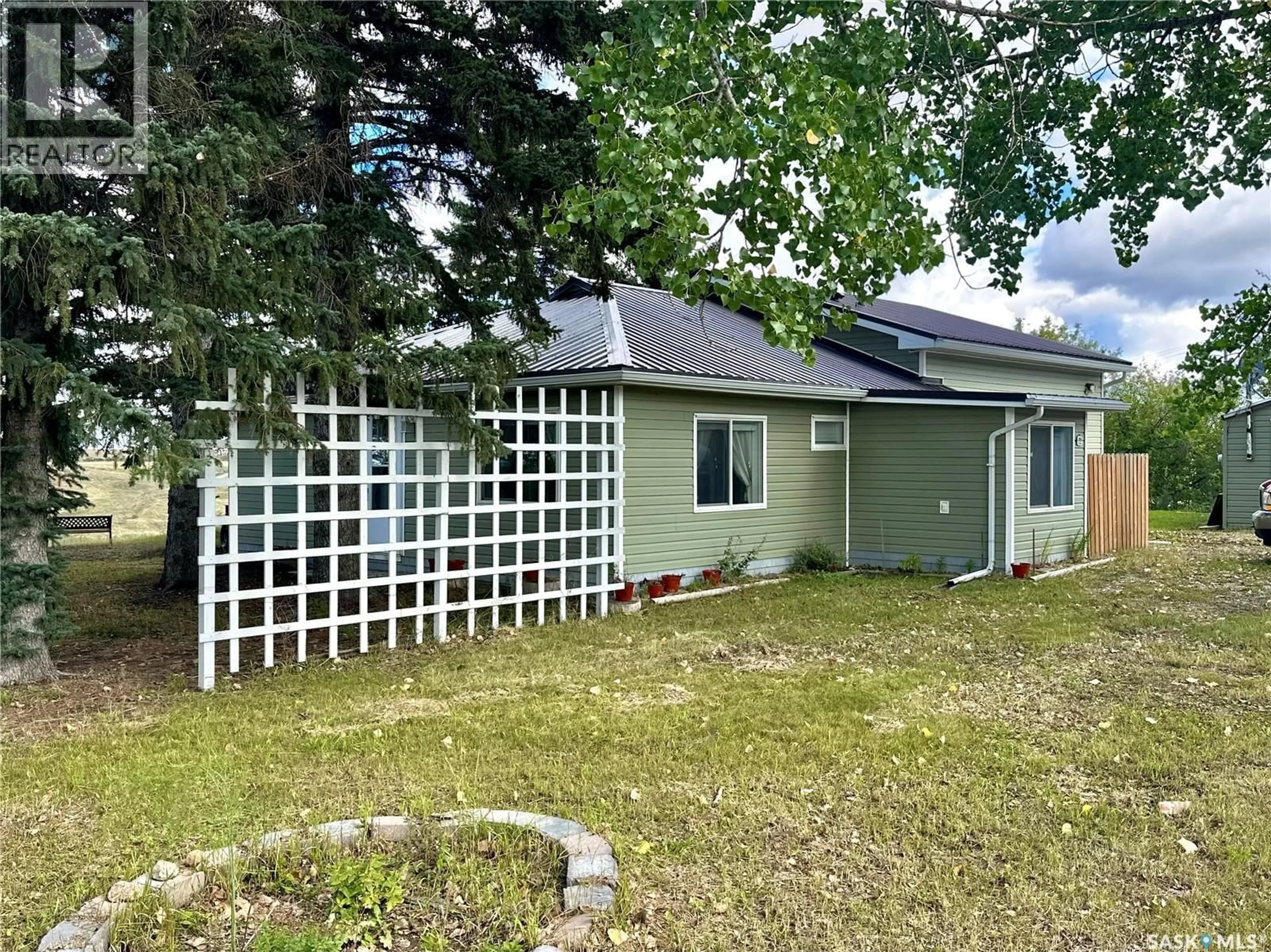 A pic from outside/outdoor area/front of a property/back of a property/a pic from drone, unknown for 709 2ND STREET, Chamberlain Saskatchewan S0G0R0