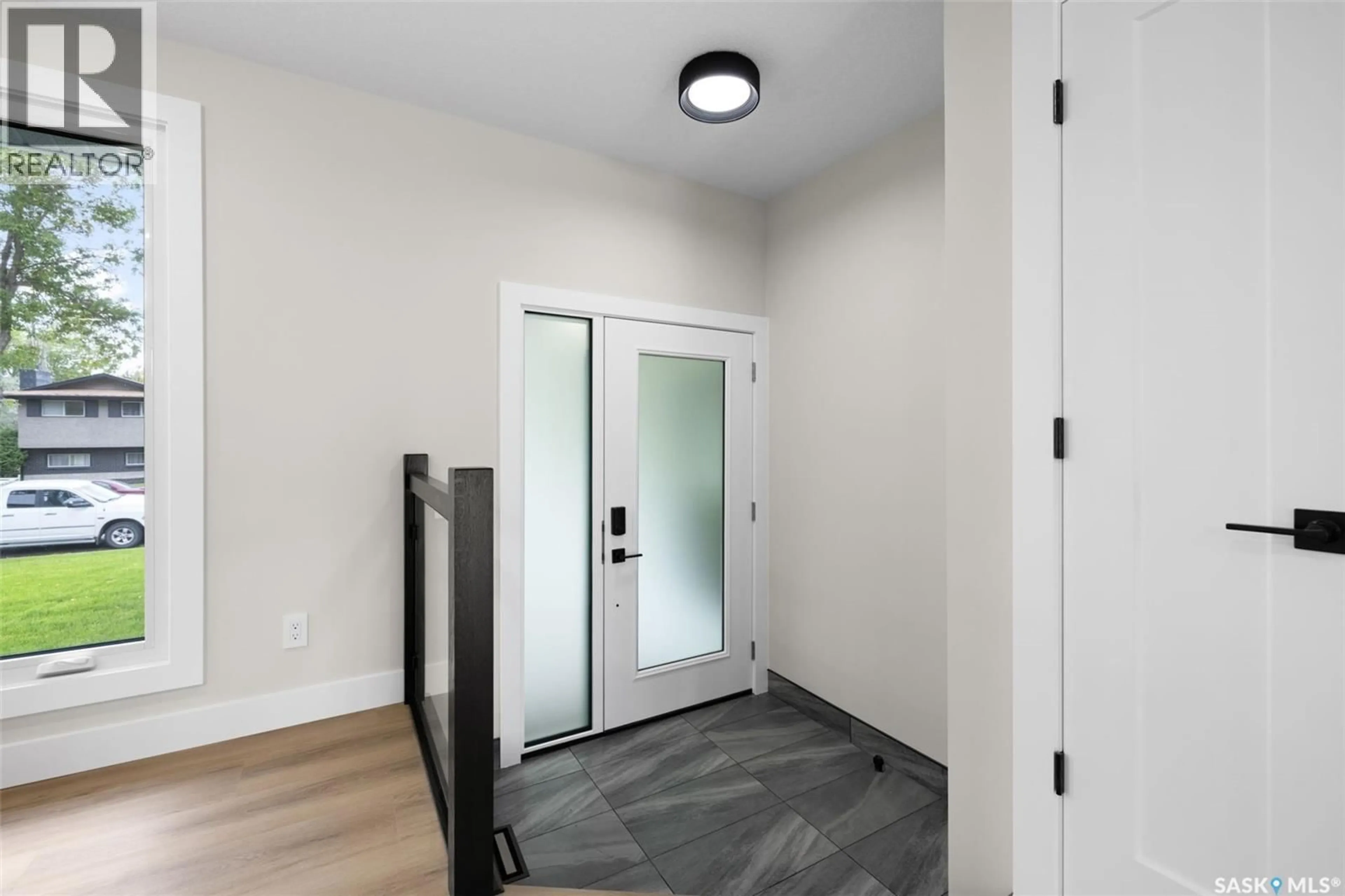 Indoor entryway for 10 SELKIRK CRESCENT, Regina Saskatchewan S4S6J4