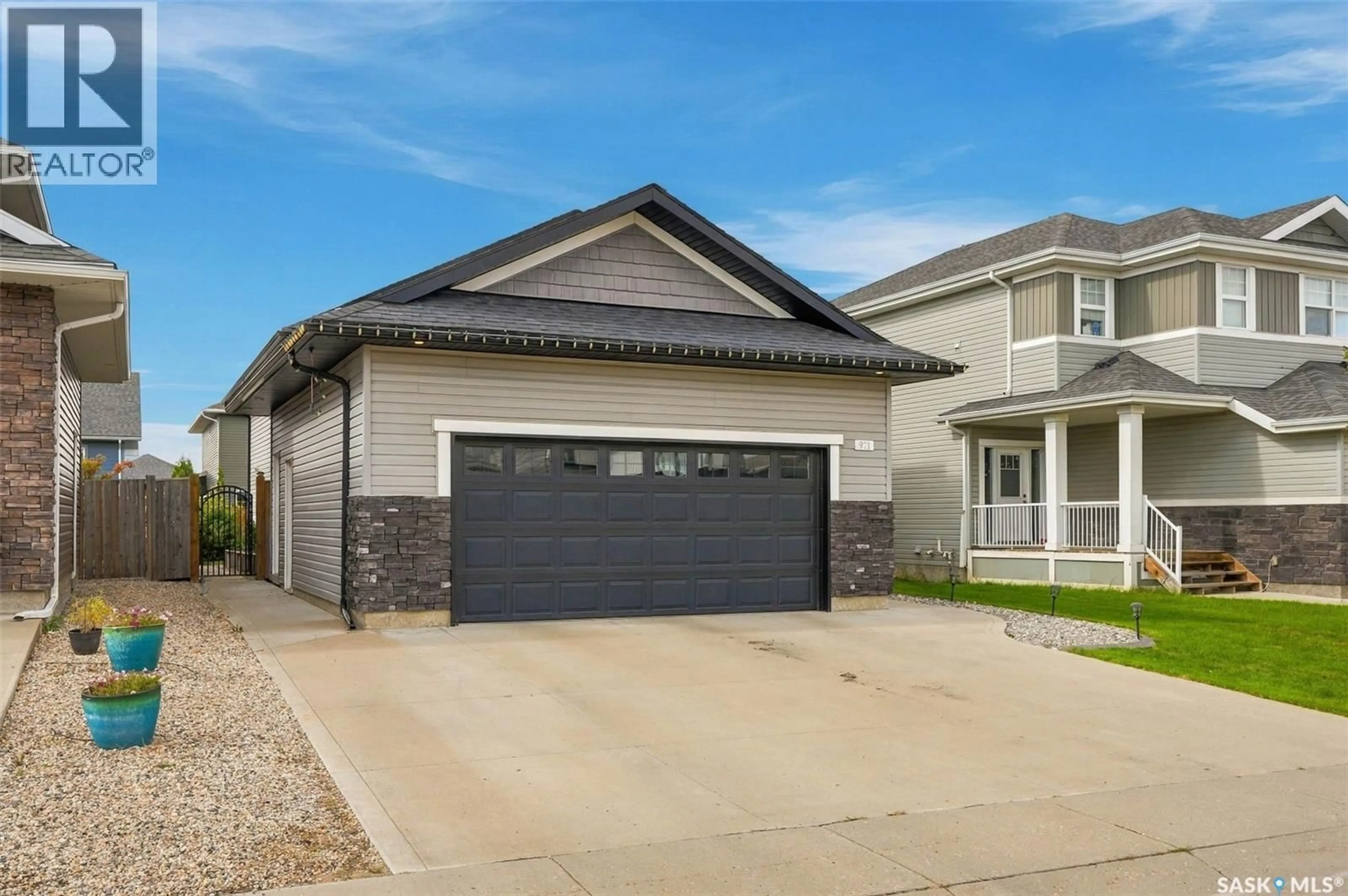 Home with vinyl exterior material, street for 971 PRINGLE COVE, Saskatoon Saskatchewan S7T1C9