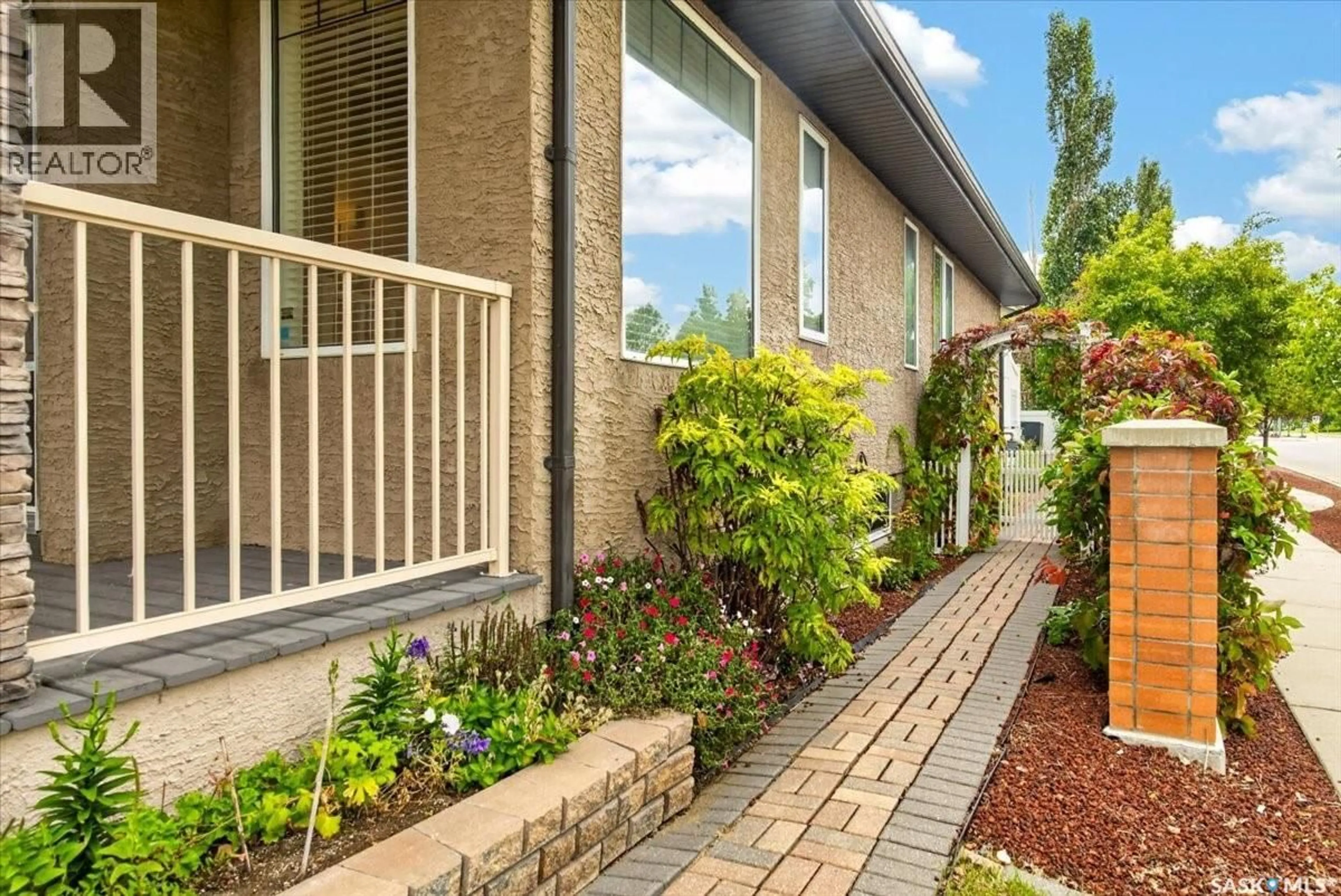 Patio, street for 101 OXBOW CRESCENT, Regina Saskatchewan S4Y0A7
