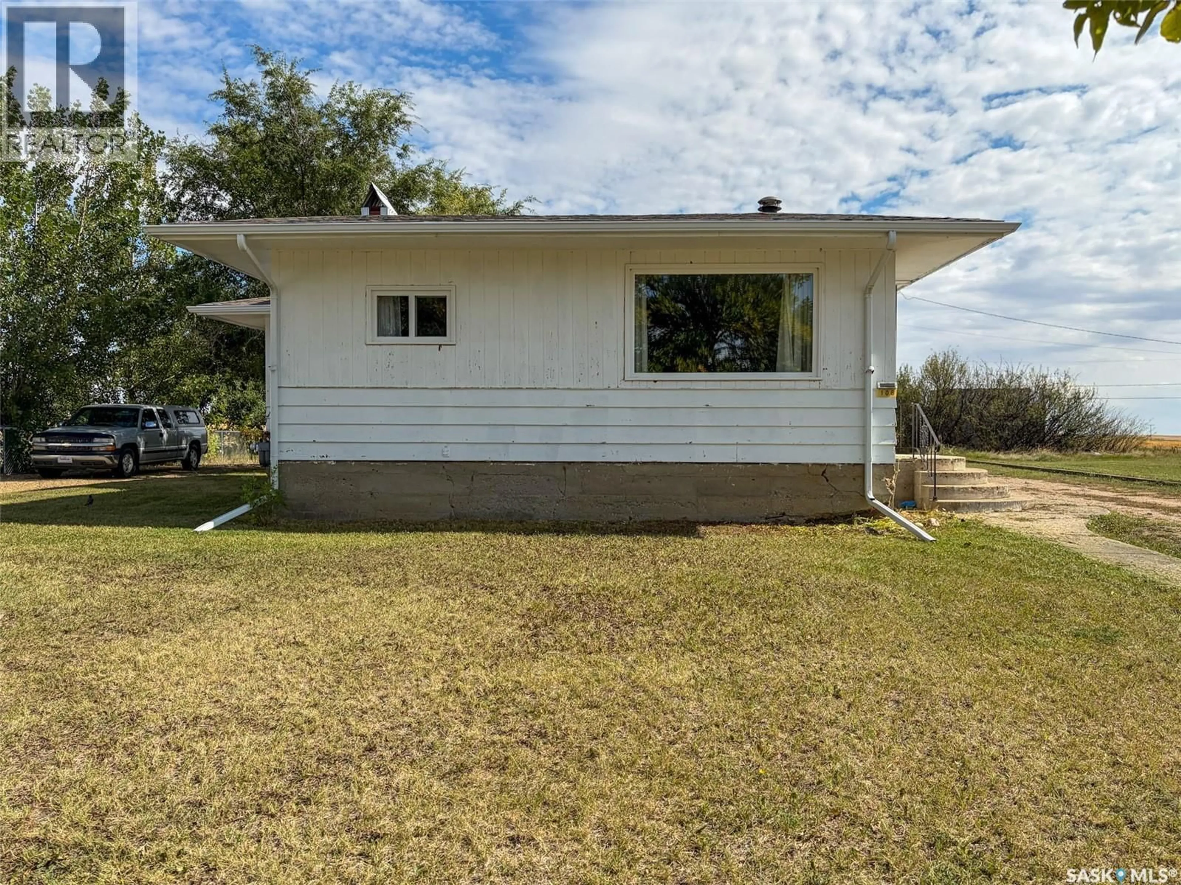 Home with vinyl exterior material, unknown for 108 1ST STREET, Climax Saskatchewan S0N0N0