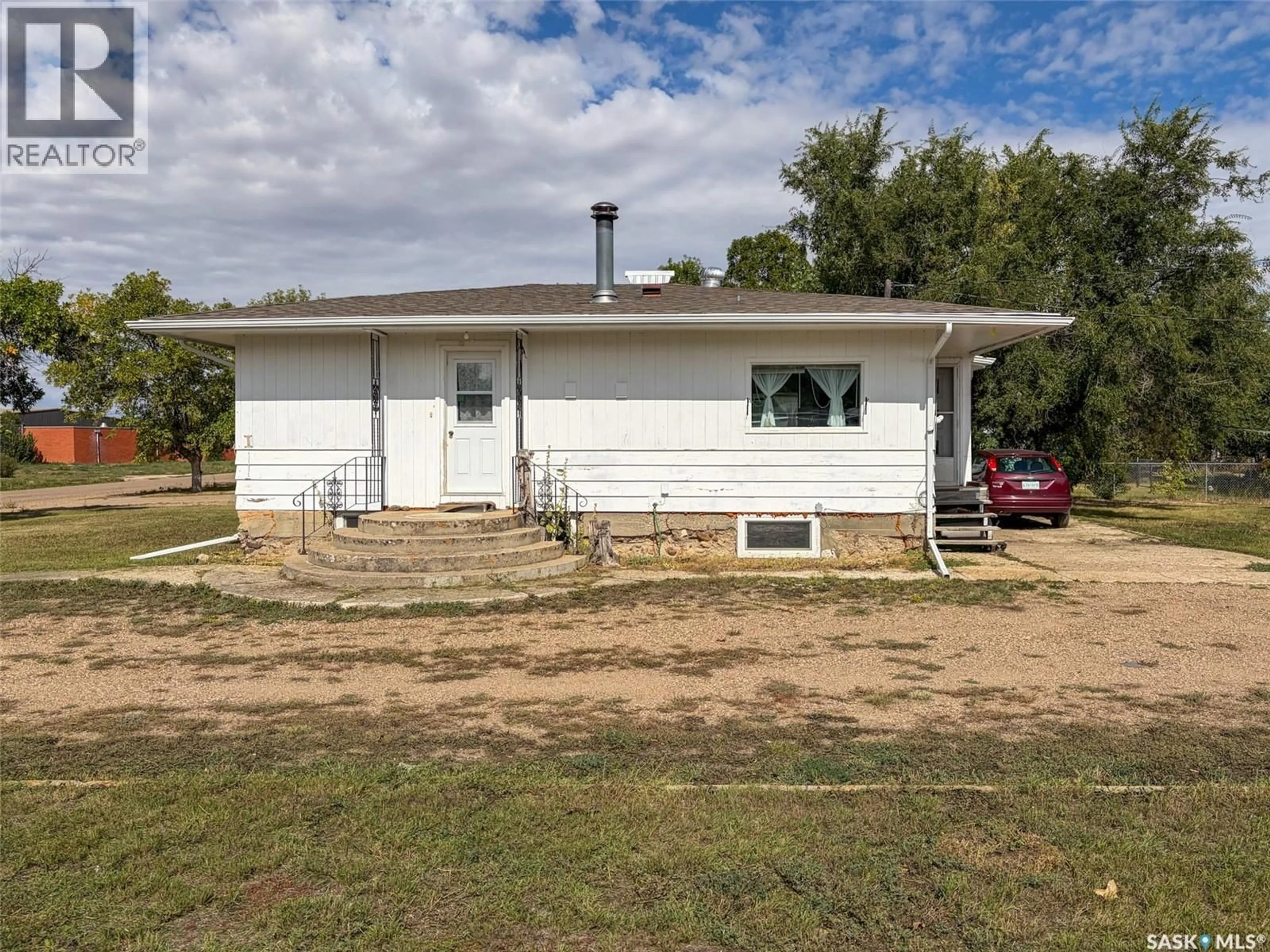 A pic from outside/outdoor area/front of a property/back of a property/a pic from drone, unknown for 108 1ST STREET, Climax Saskatchewan S0N0N0