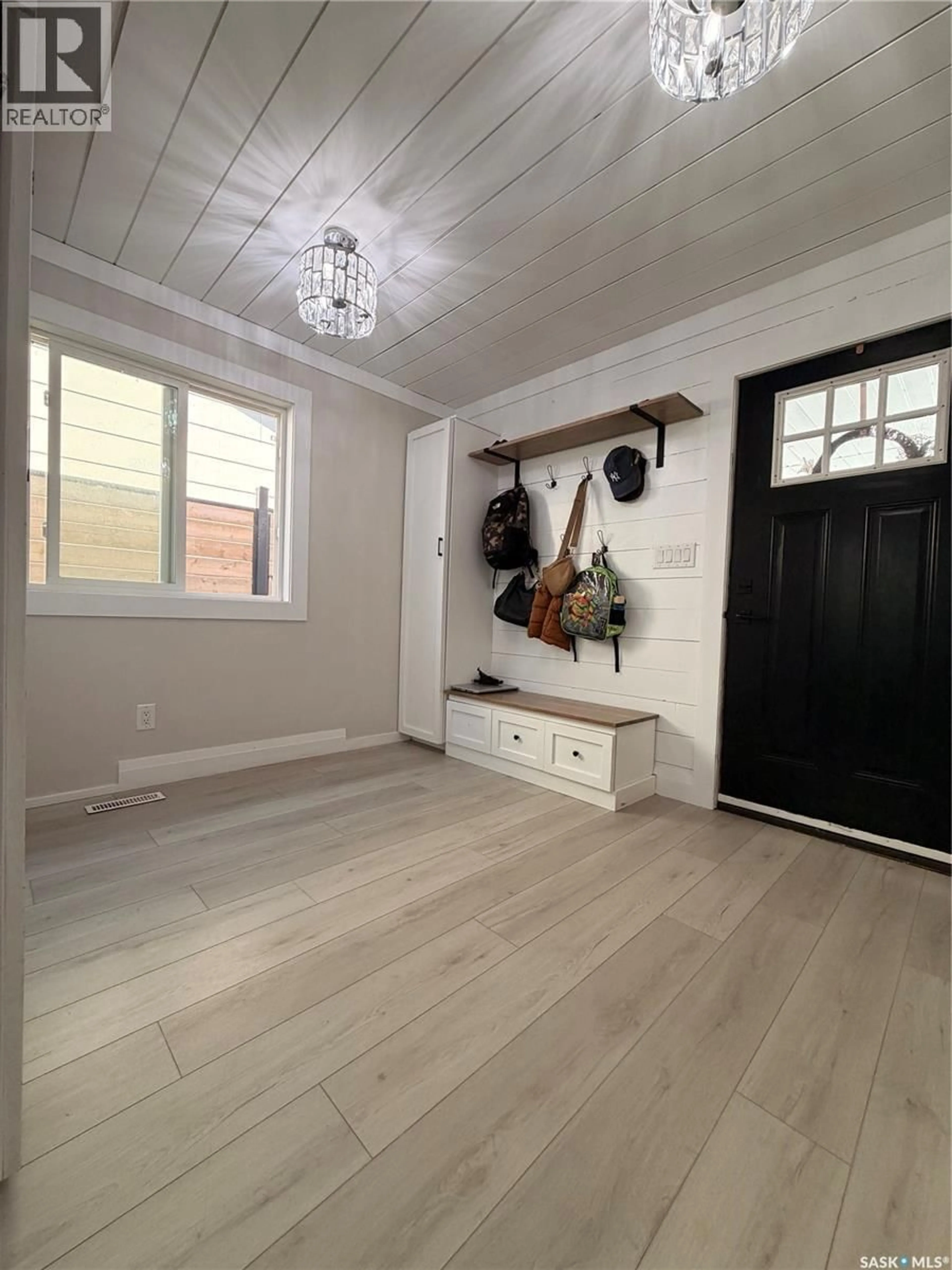 Indoor entryway for 404 ESAU STREET, Meadow Lake Saskatchewan S9X1A4