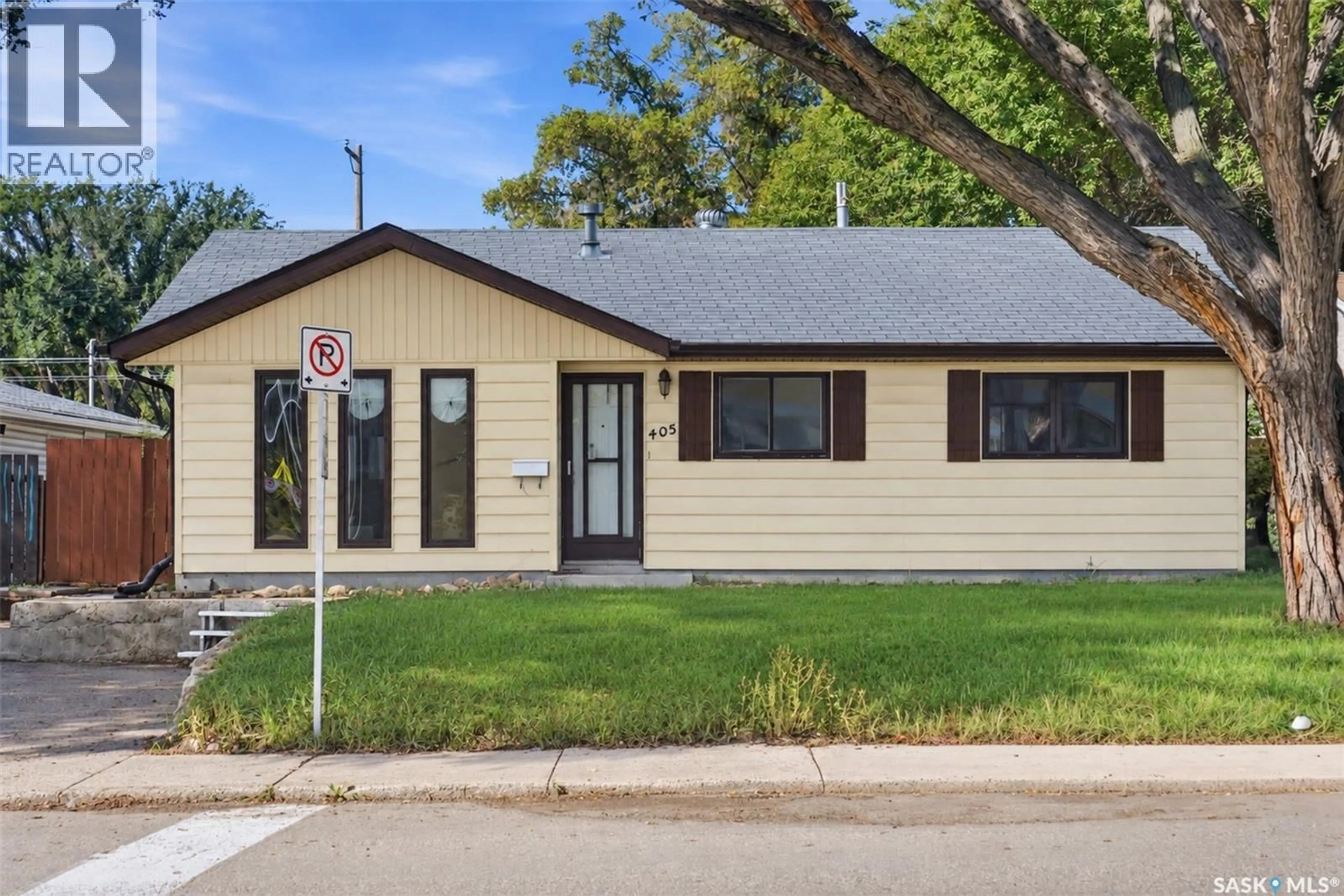 Home with vinyl exterior material, street for 405 W AVENUE N, Saskatoon Saskatchewan S7L3G9
