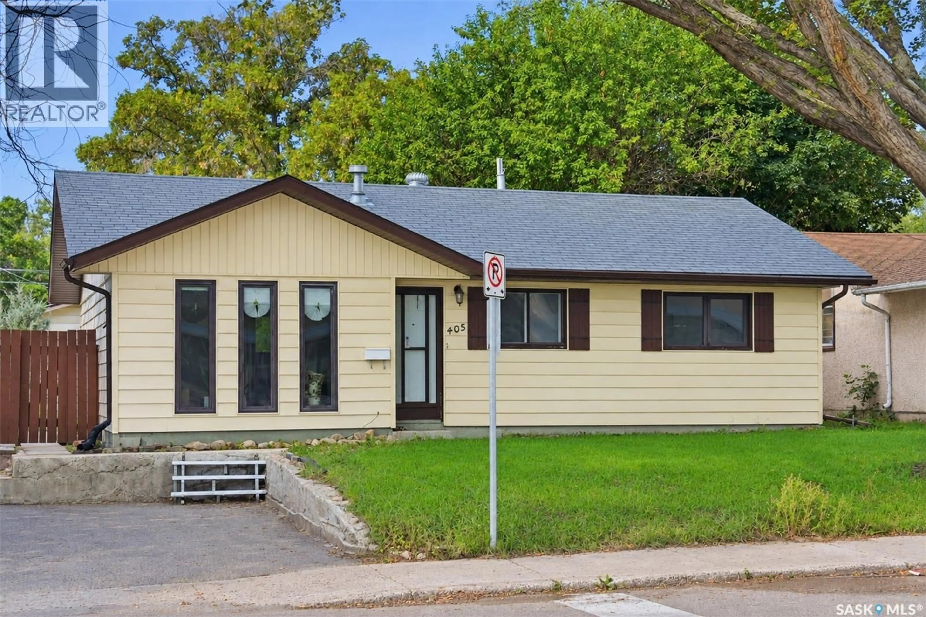 Home with vinyl exterior material, street for 405 W AVENUE N, Saskatoon Saskatchewan S7L3G9