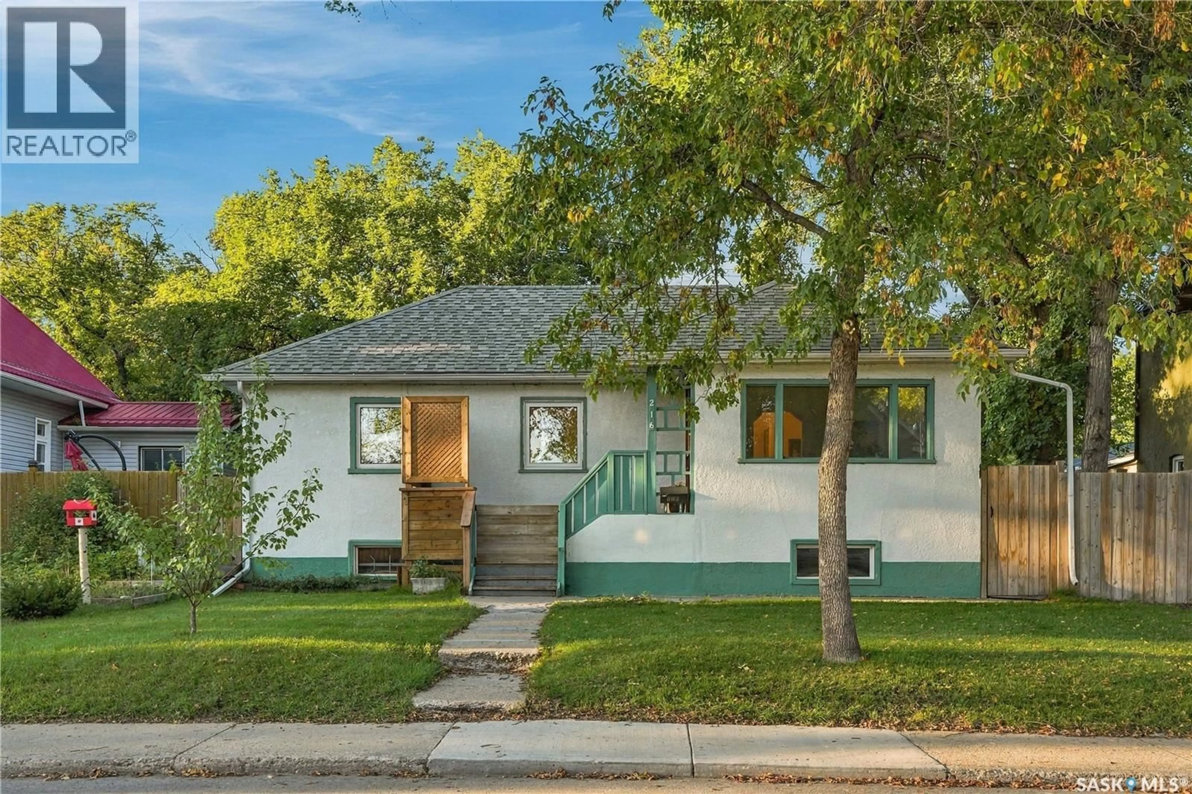 Home with vinyl exterior material, street for 216 25TH STREET, Saskatoon Saskatchewan S7L0C4