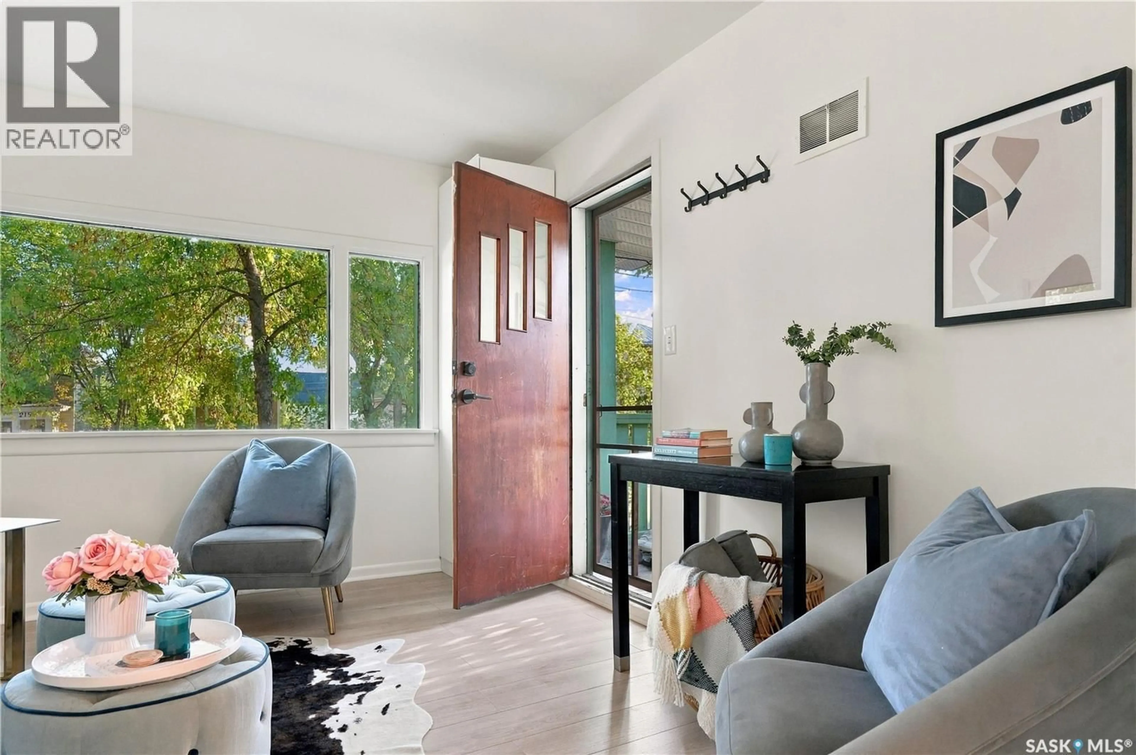 Indoor entryway for 216 25TH STREET, Saskatoon Saskatchewan S7L0C4
