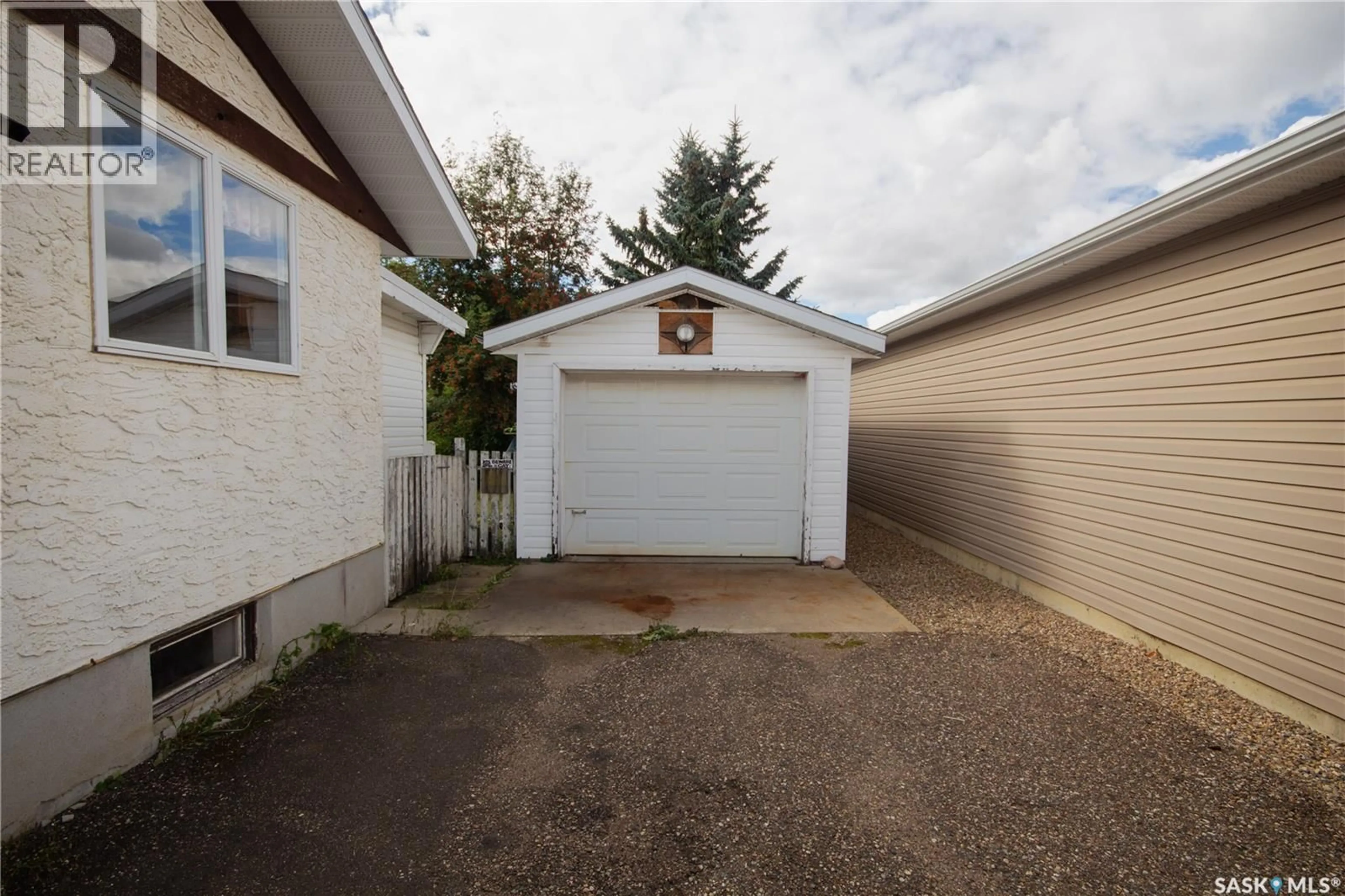Indoor garage for 11037 MARTIN CRESCENT, North Battleford Saskatchewan S9A3M9