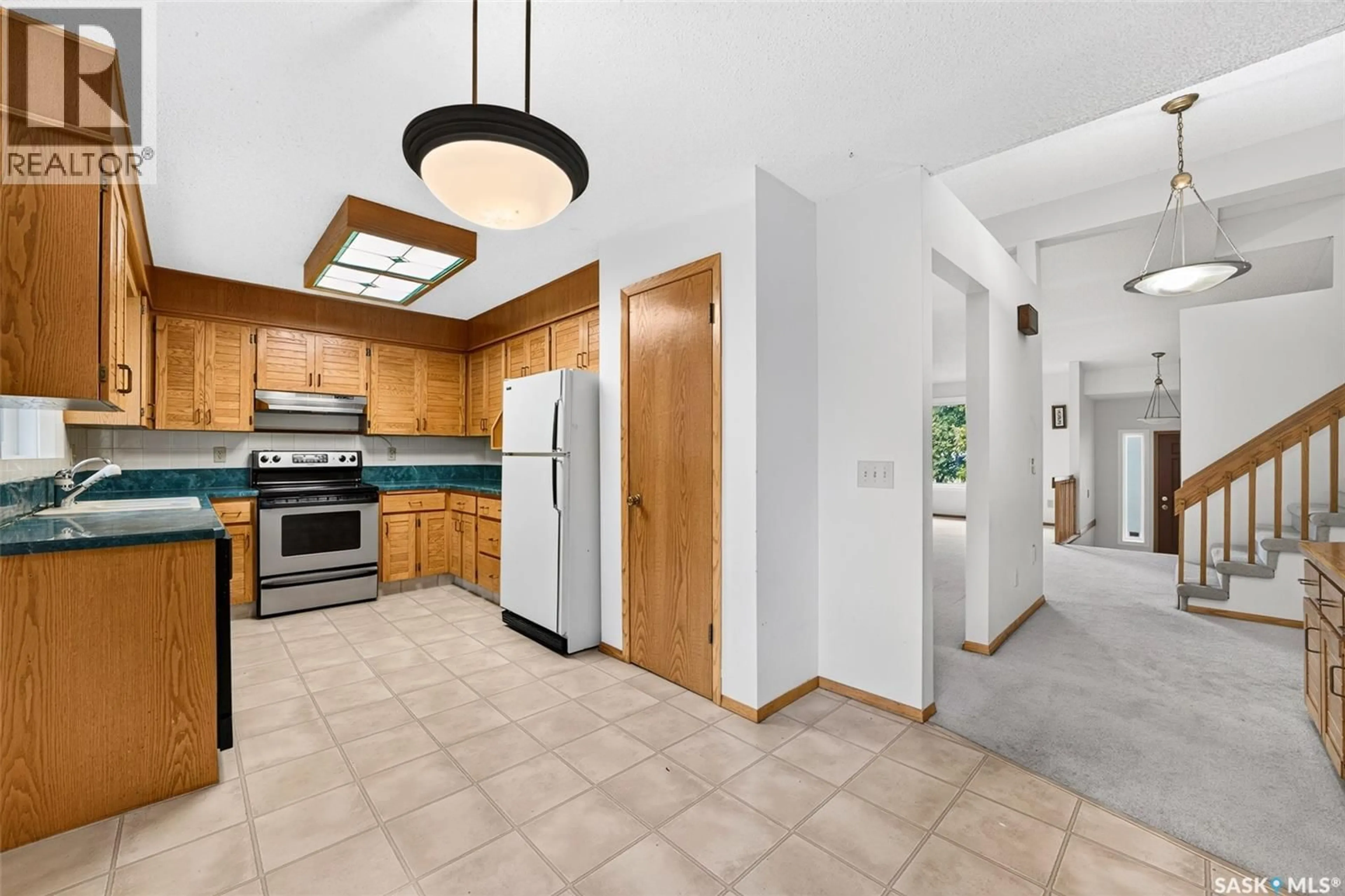 Open concept kitchen, ceramic/tile floor for 3643 WHITE BAY, Regina Saskatchewan S4S7C9