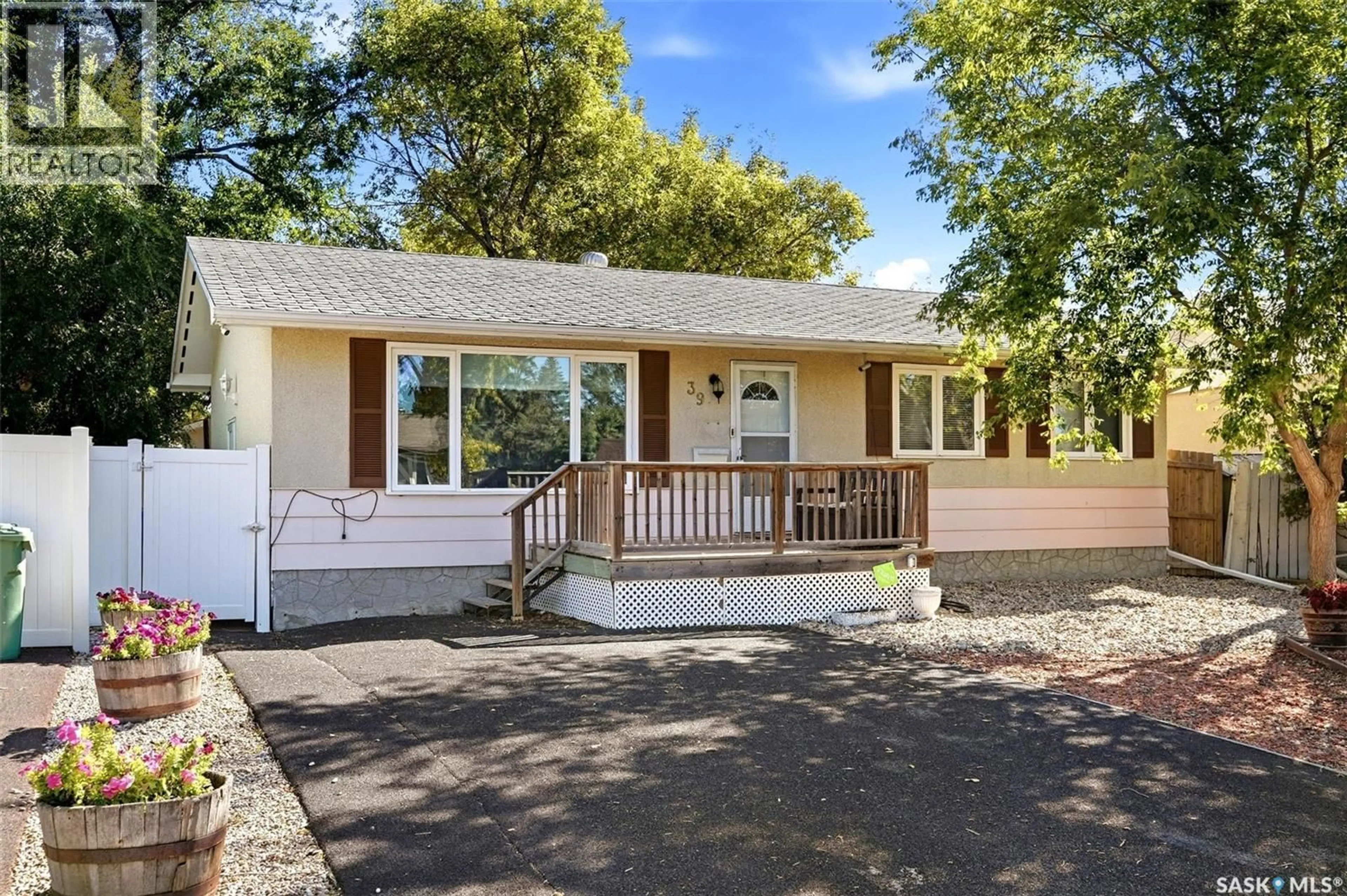 Home with vinyl exterior material, street for 39 KENNEDY CRESCENT, Regina Saskatchewan S4R6G3
