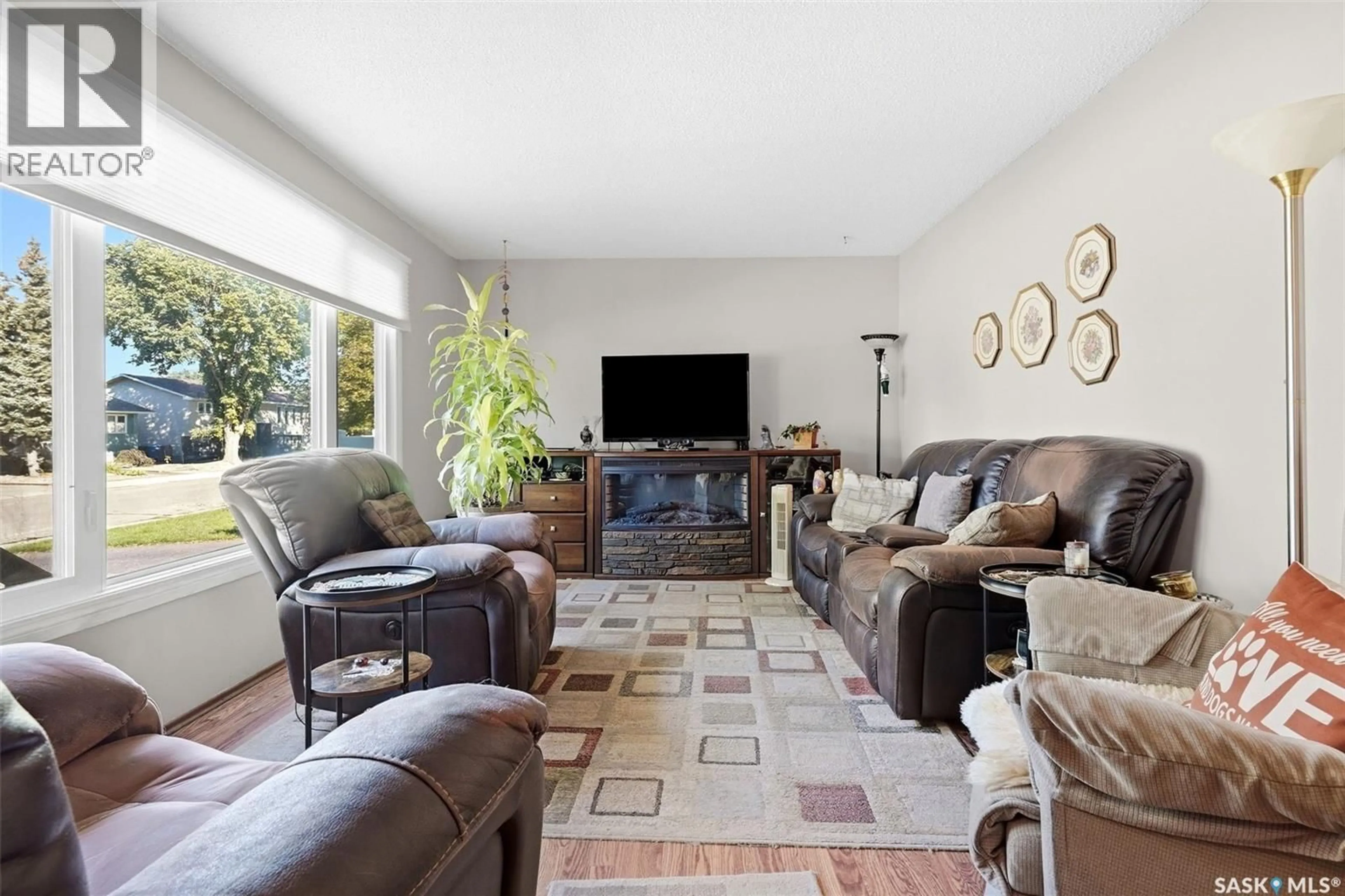 Living room with furniture, unknown for 39 KENNEDY CRESCENT, Regina Saskatchewan S4R6G3