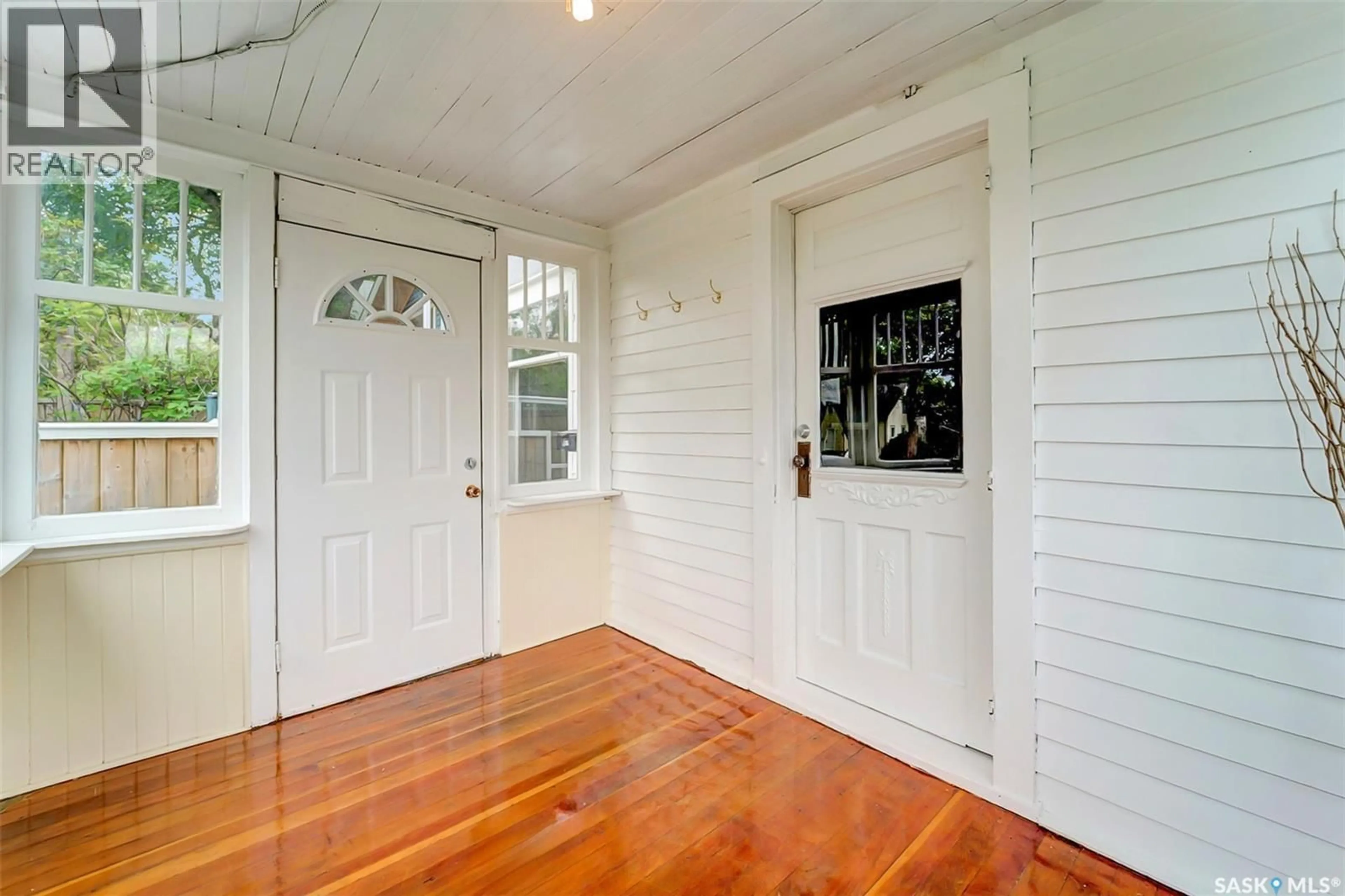 Indoor entryway for 114 MAIN STREET E, Saskatoon Saskatchewan S7N0B2