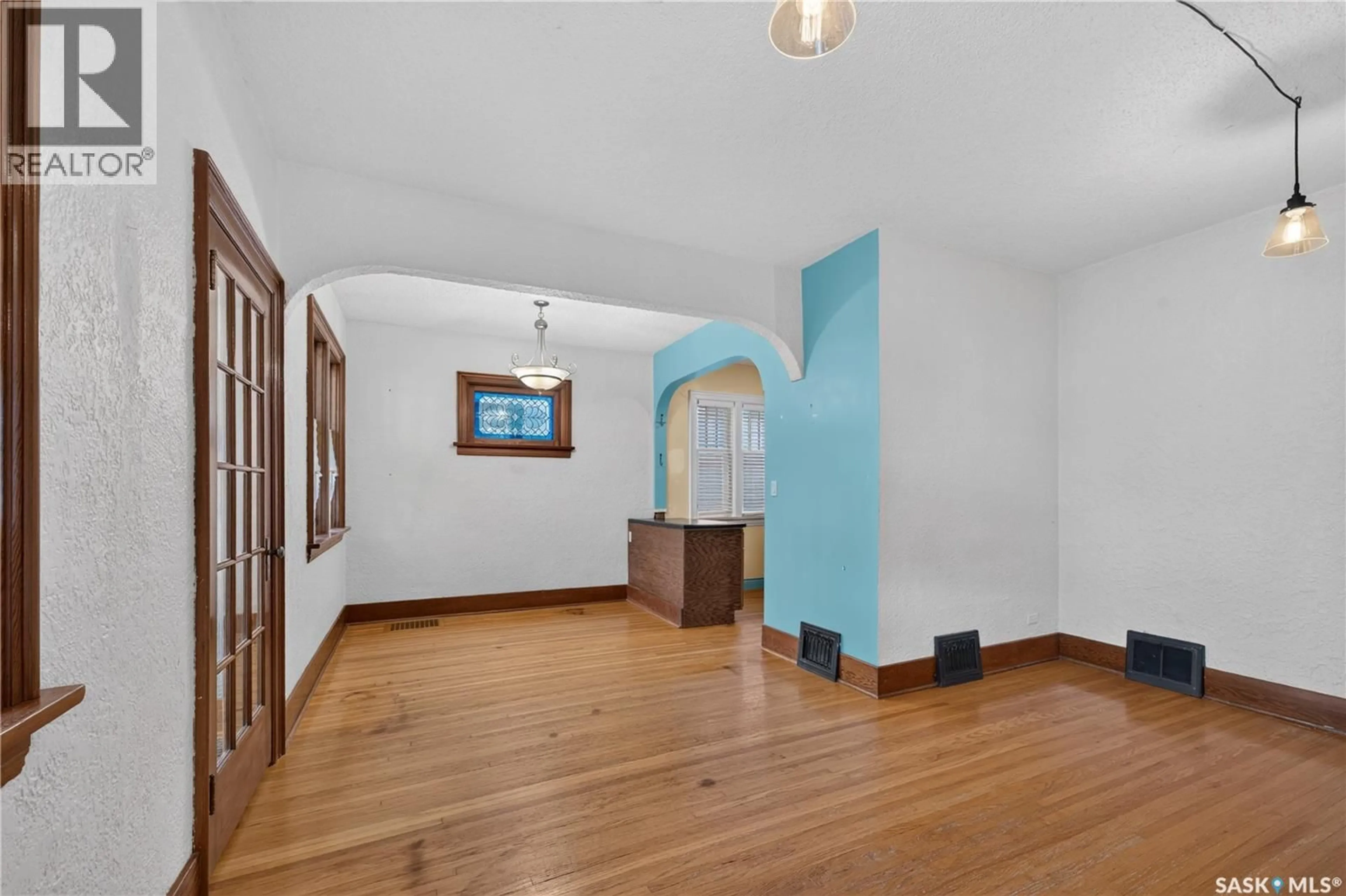 Indoor foyer for 1208 COLLEGE AVENUE, Regina Saskatchewan S4P1A9